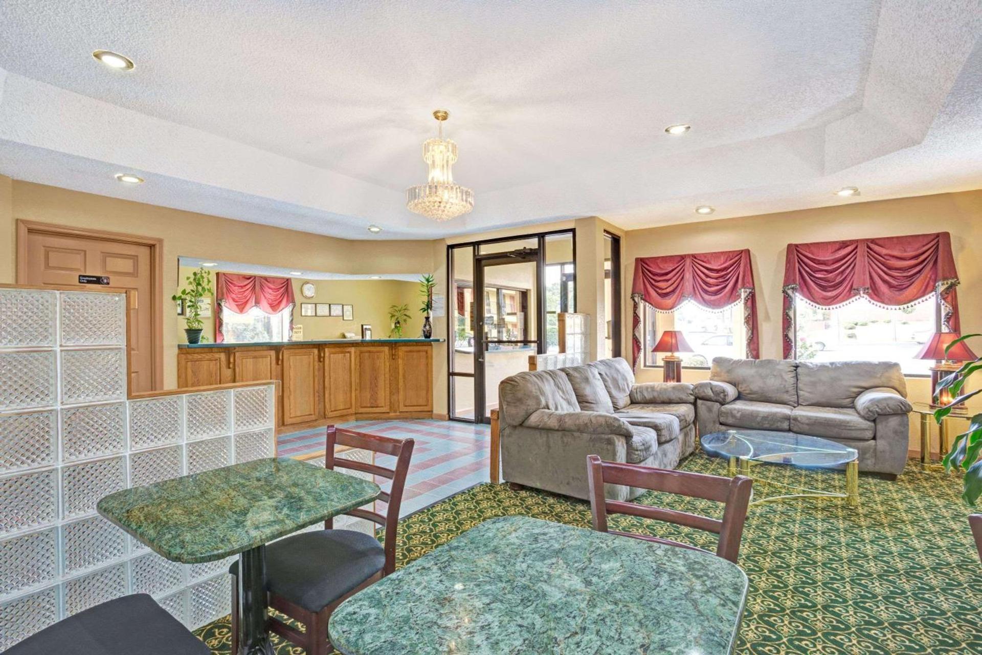 Travelodge by Wyndham Forest Park Atlanta South photo 5