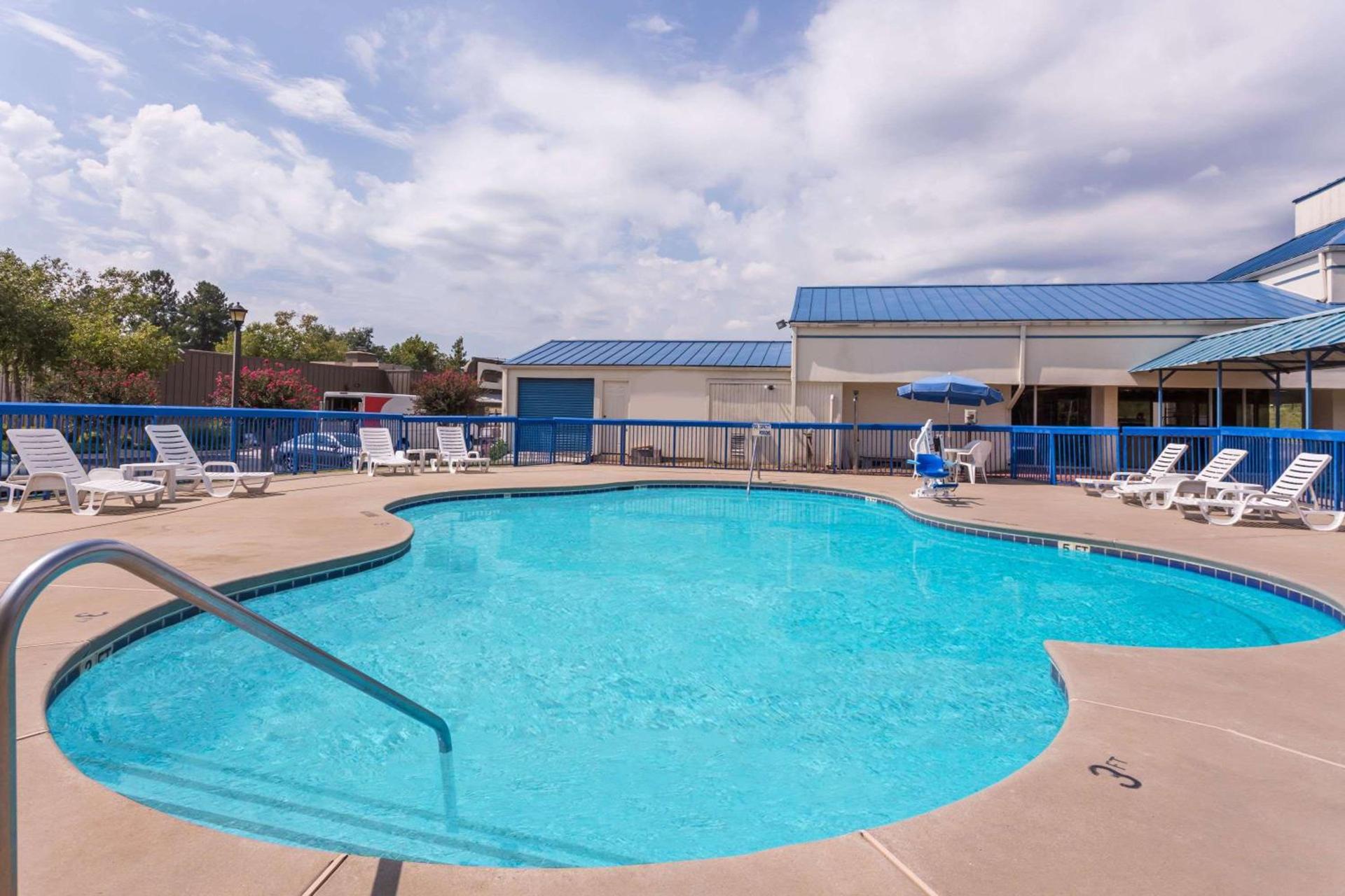 Howard Johnson by Wyndham Commerce GA photo 2