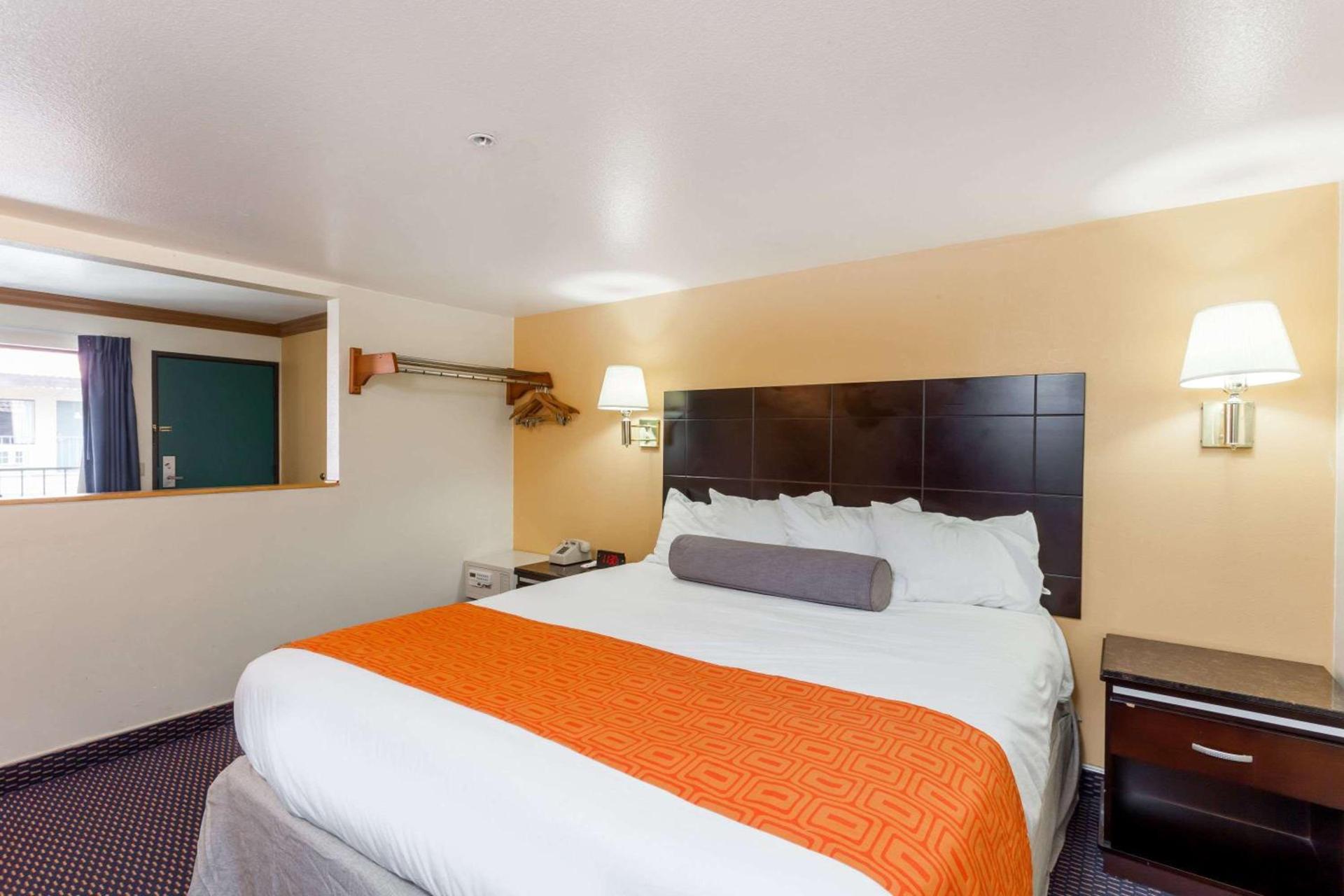 Howard Johnson by Wyndham Norco photo 5