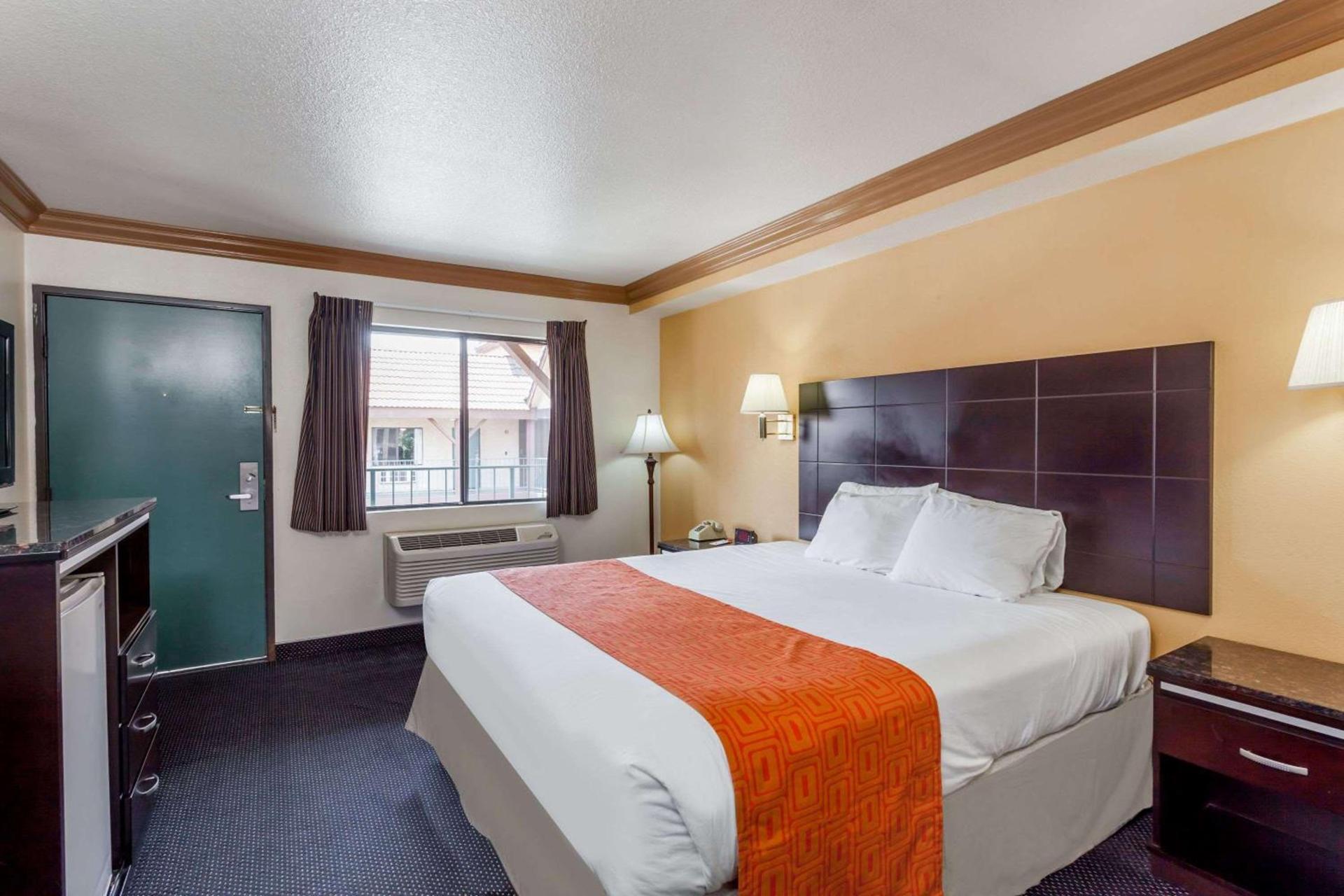 Howard Johnson by Wyndham Norco photo 7