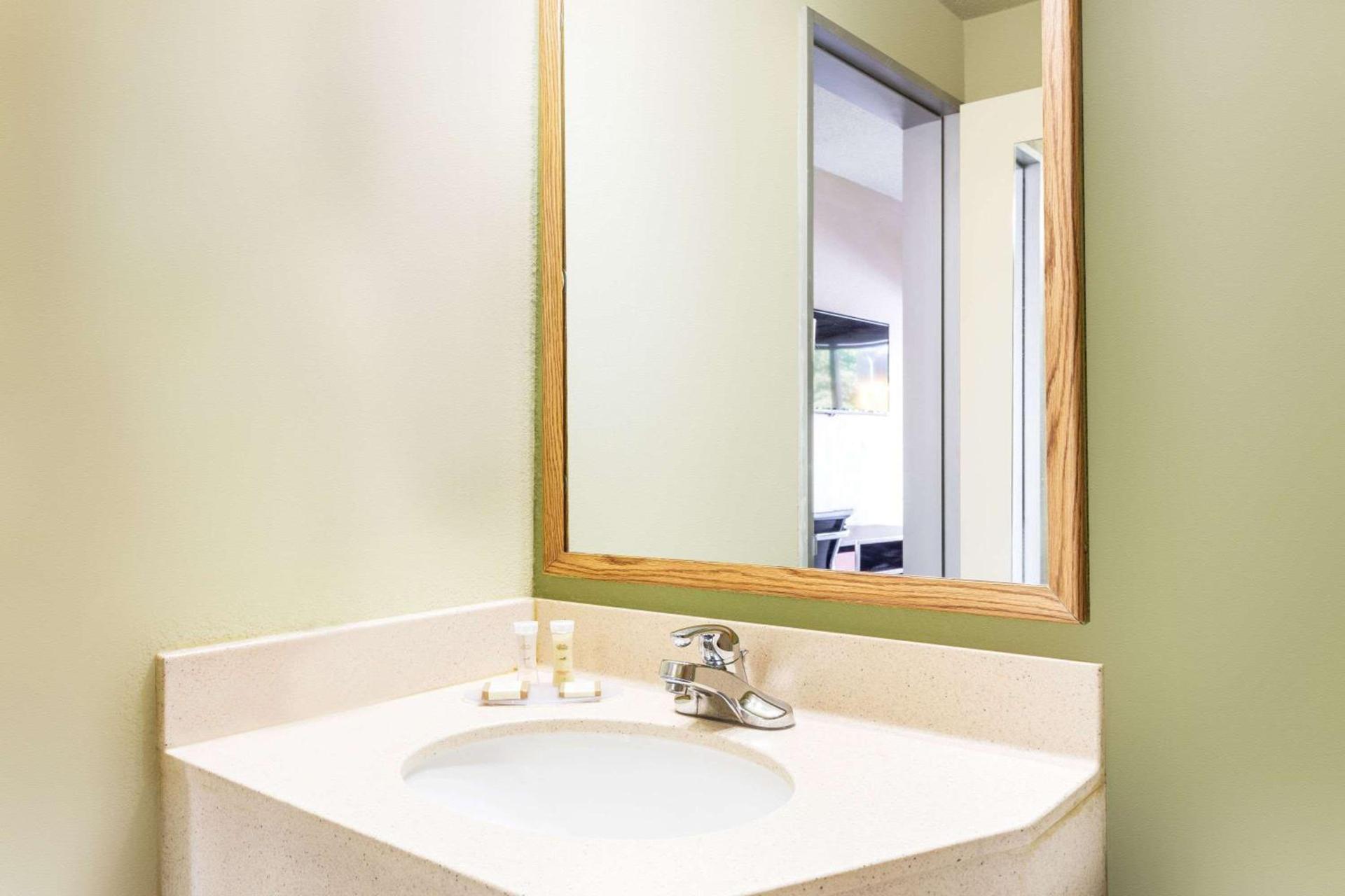 Howard Johnson by Wyndham Athens photo 6