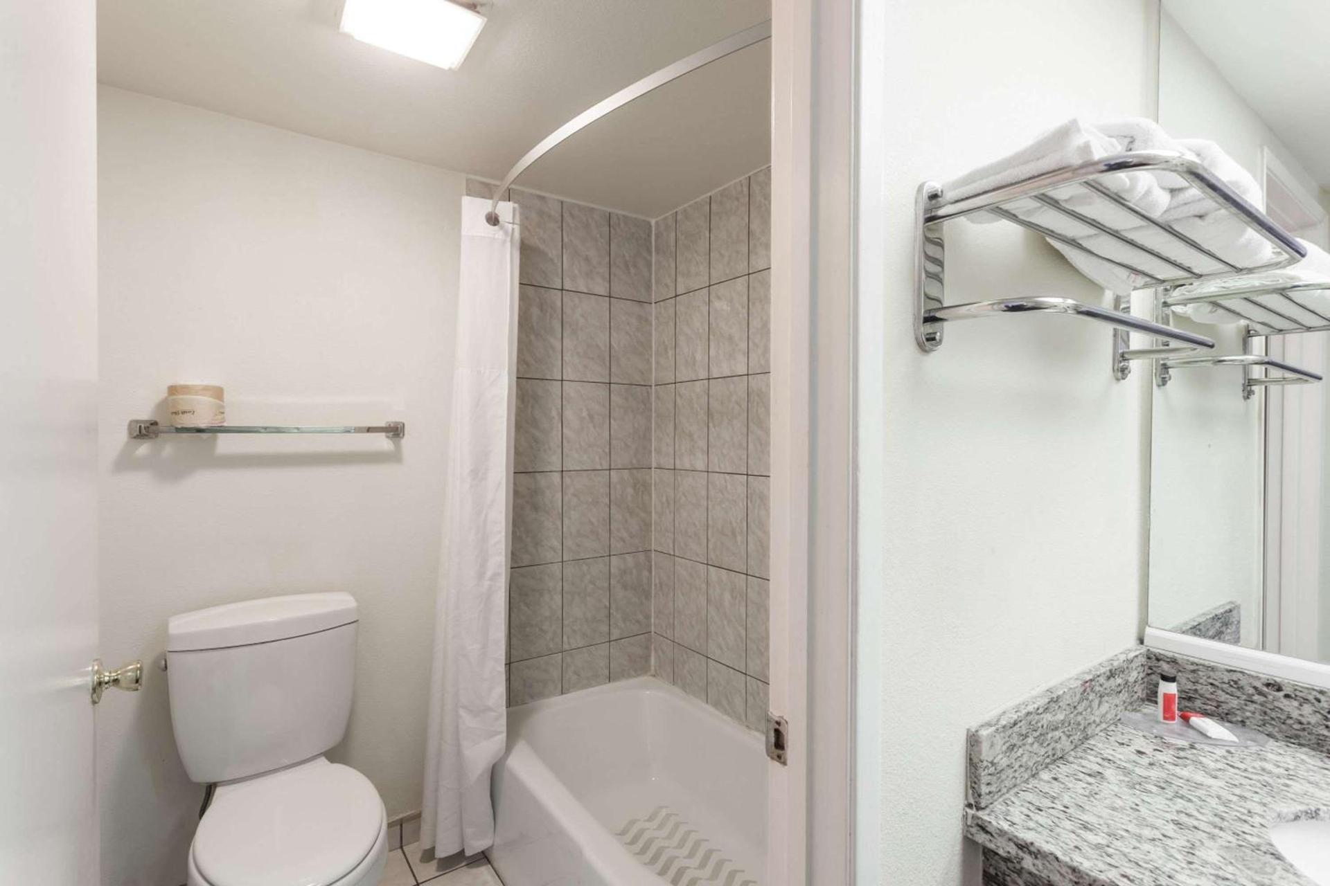 Howard Johnson by Wyndham Norco photo 12