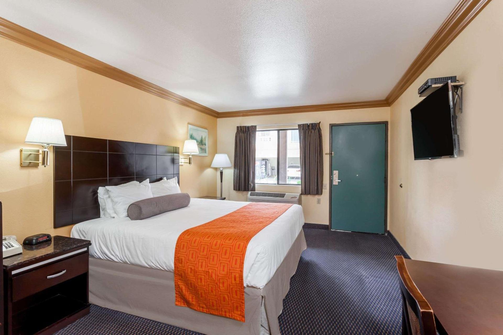 Howard Johnson by Wyndham Norco photo 6