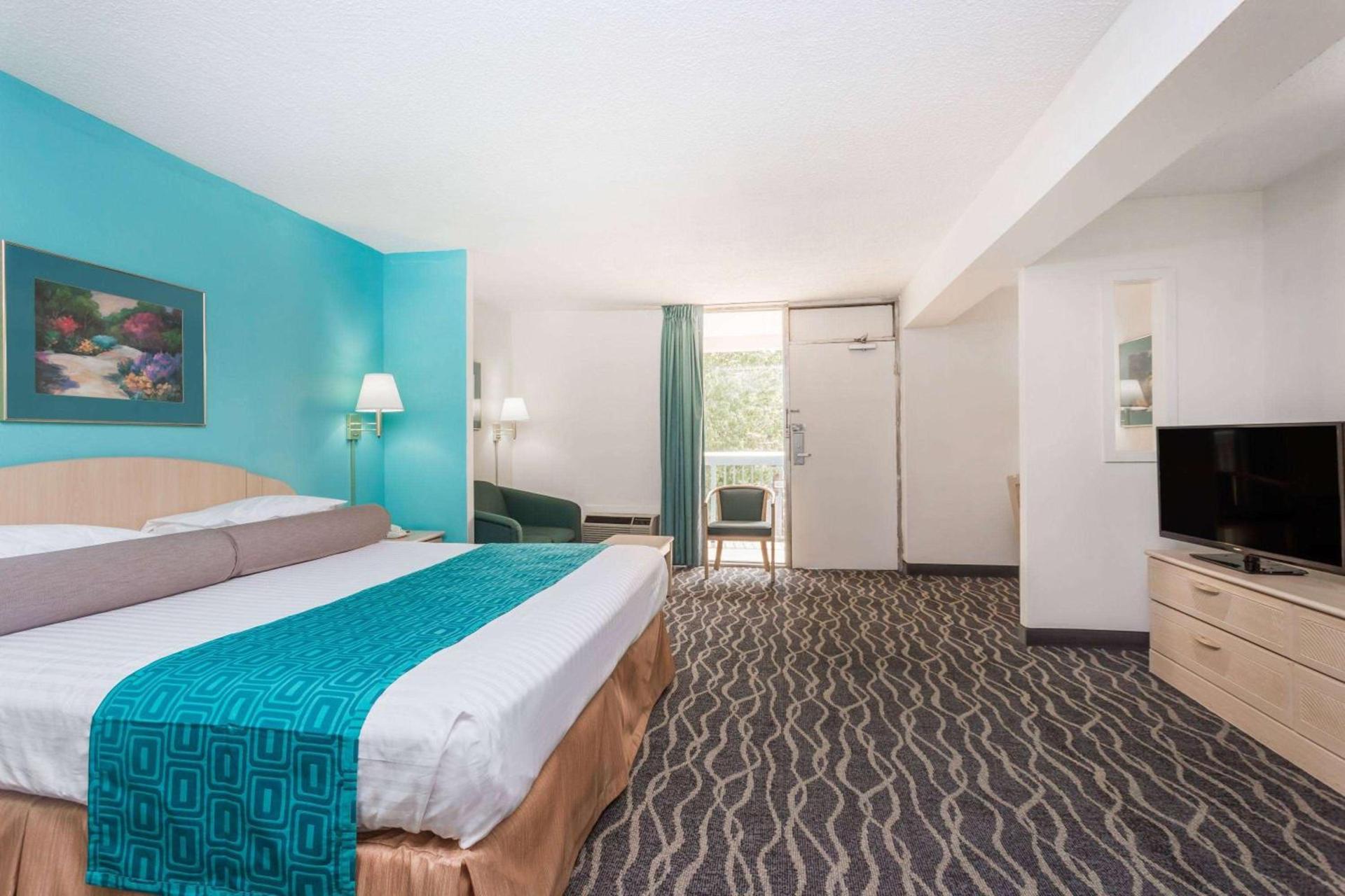 Howard Johnson by Wyndham Commerce GA photo 22