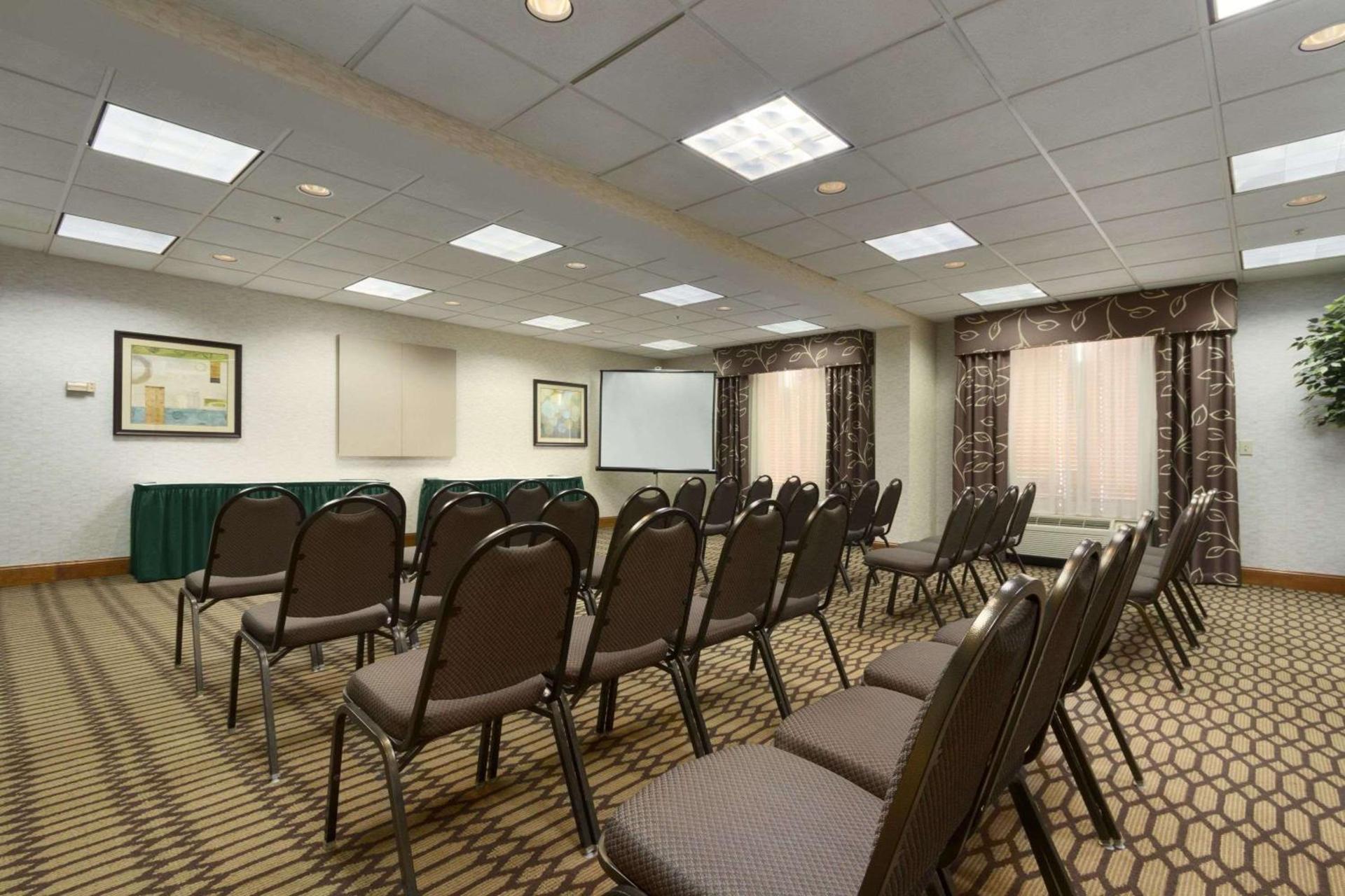 Holiday Inn Express Fayetteville Fort Bragg by IHG photo 1