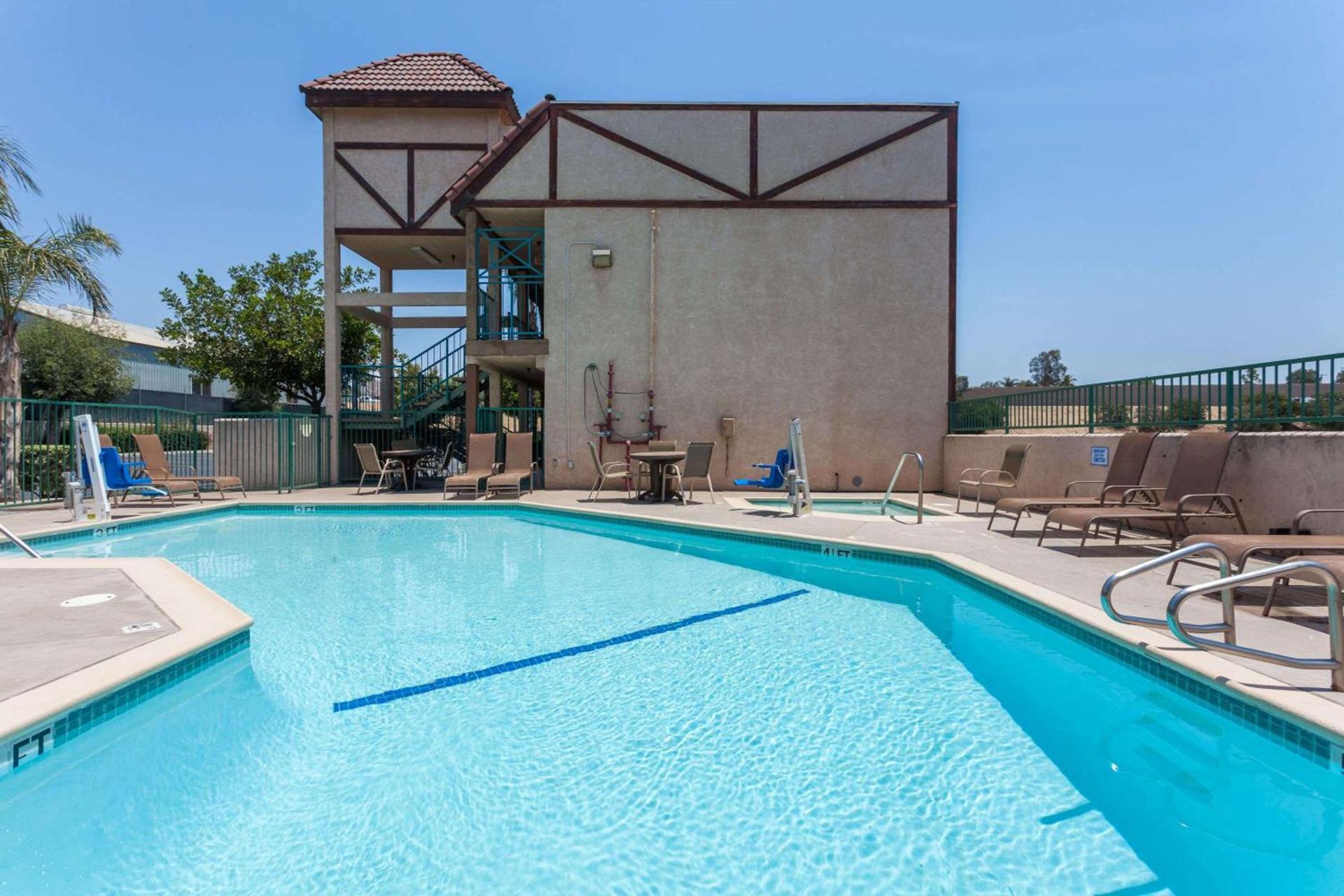 Howard Johnson by Wyndham Norco photo 15