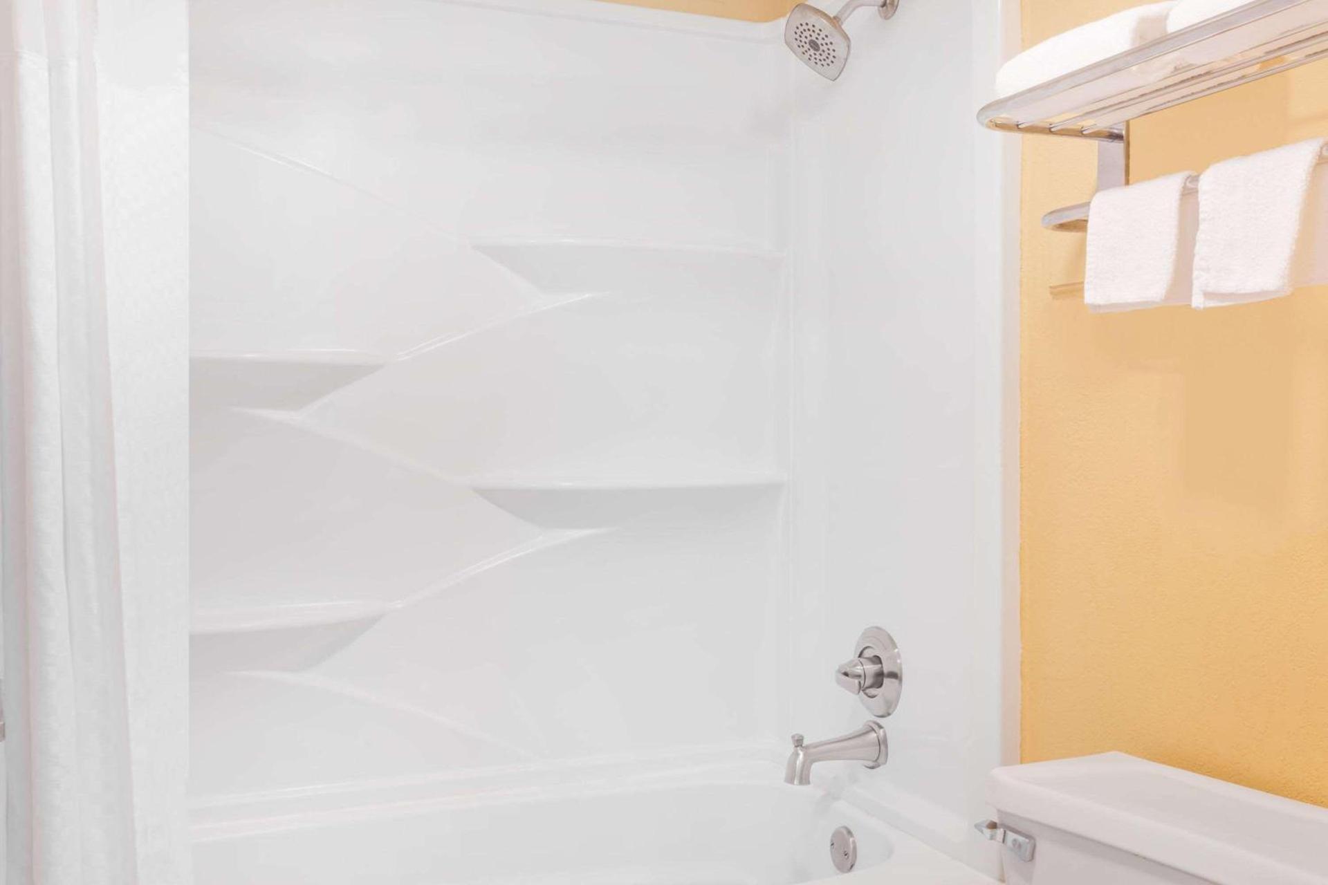 Regency Inn & Suites-Hamilton Place photo 15