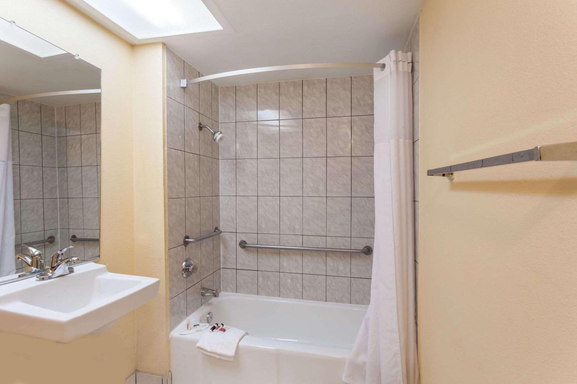 Howard Johnson by Wyndham Norco photo 13