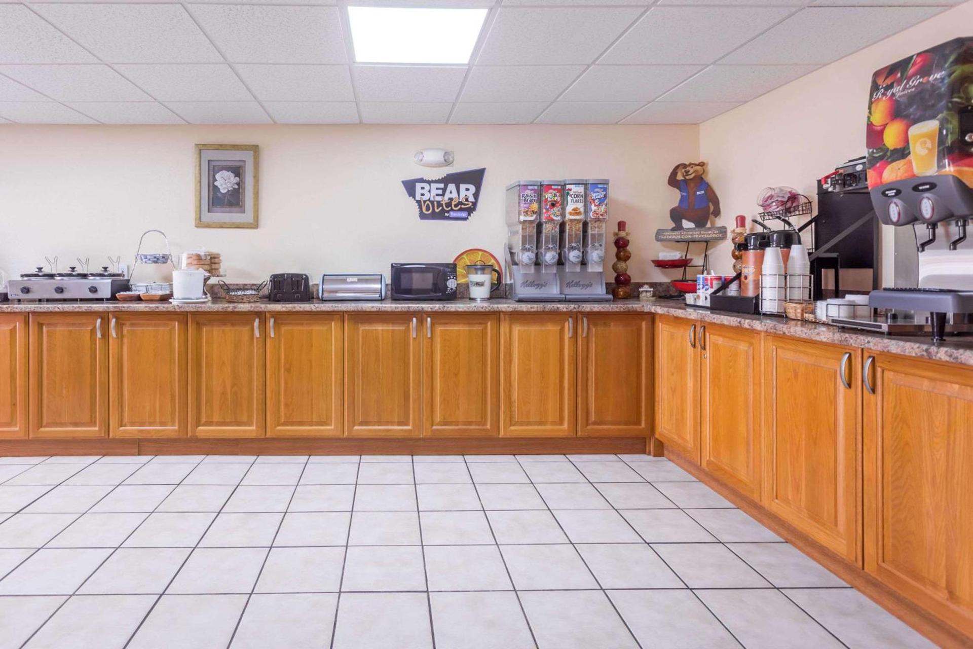 Regency Inn & Suites-Hamilton Place photo 14