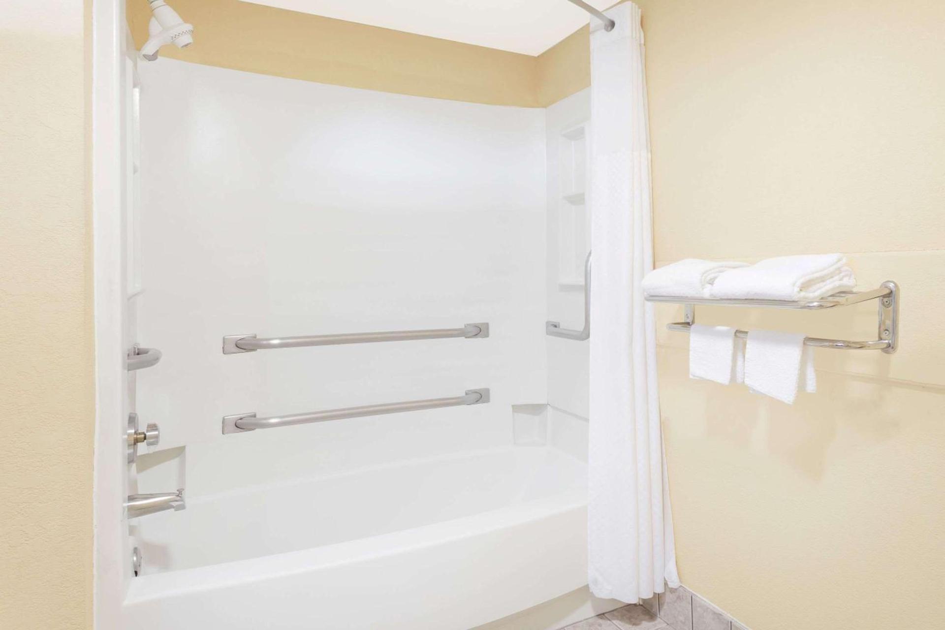 Regency Inn & Suites-Hamilton Place photo 12