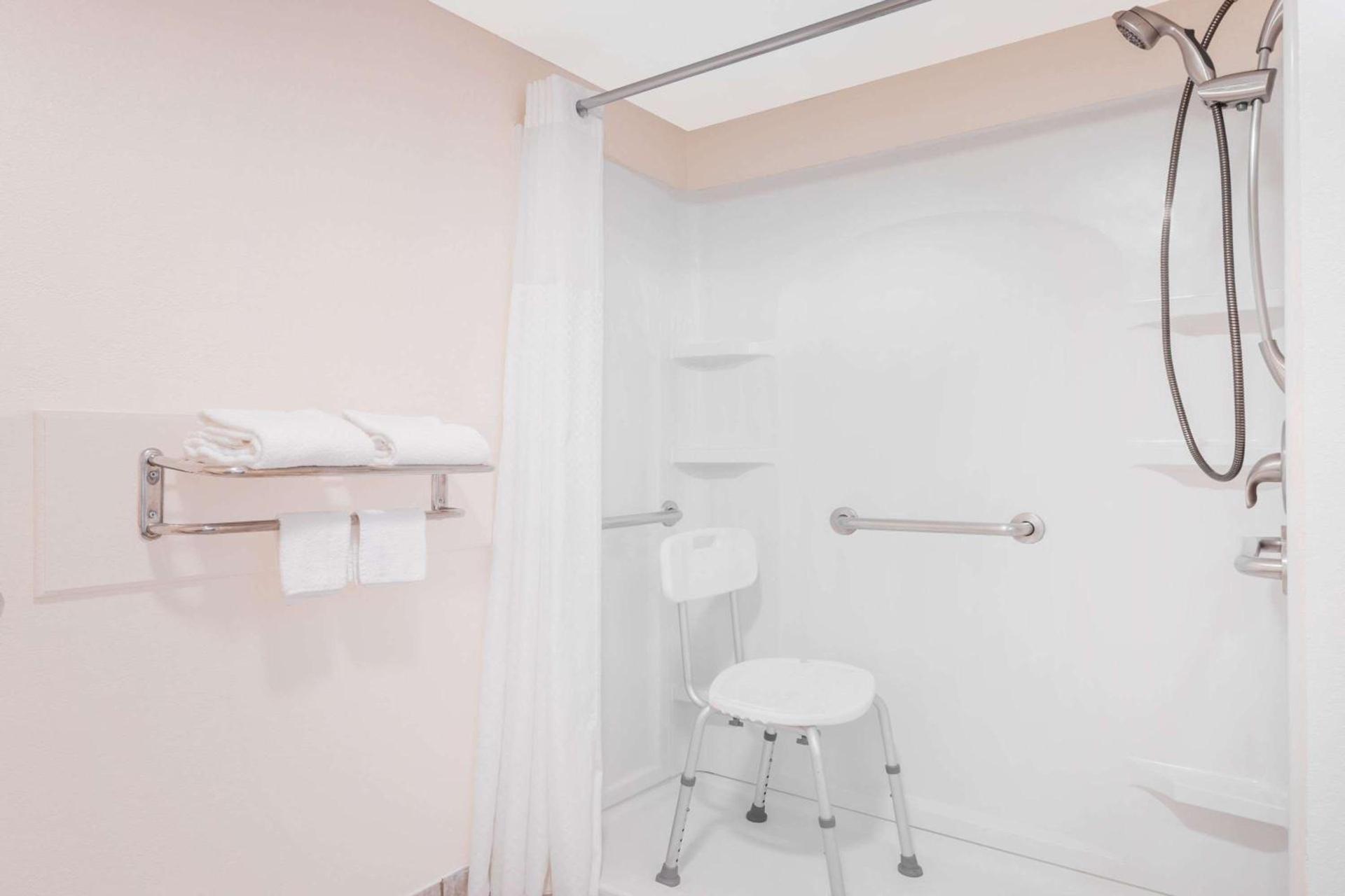 Regency Inn & Suites-Hamilton Place photo 10