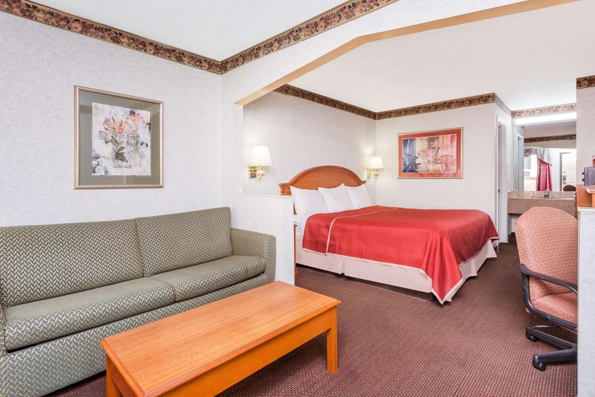 Regency Inn & Suites-Hamilton Place photo 8