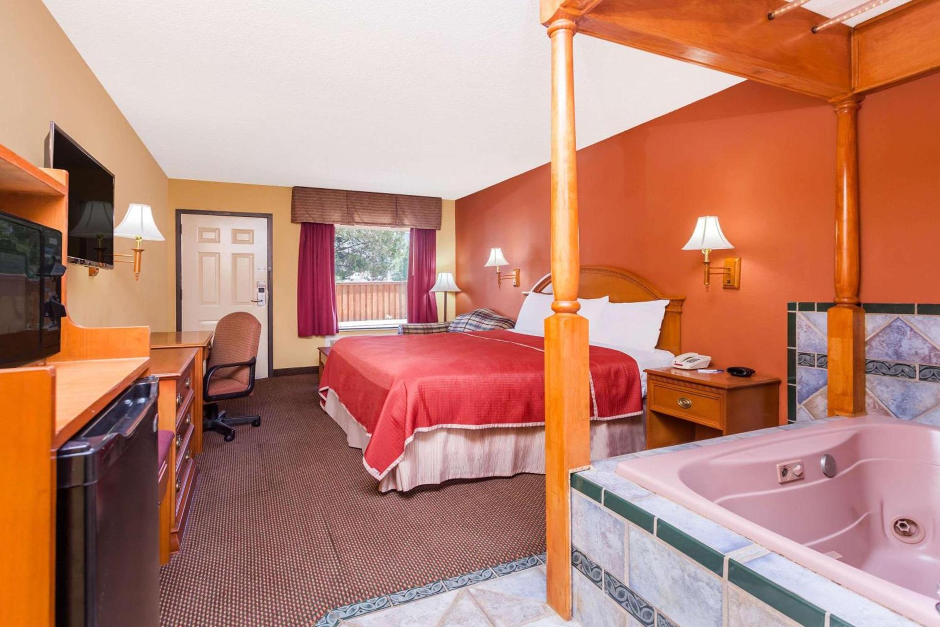 Regency Inn & Suites-Hamilton Place photo 9