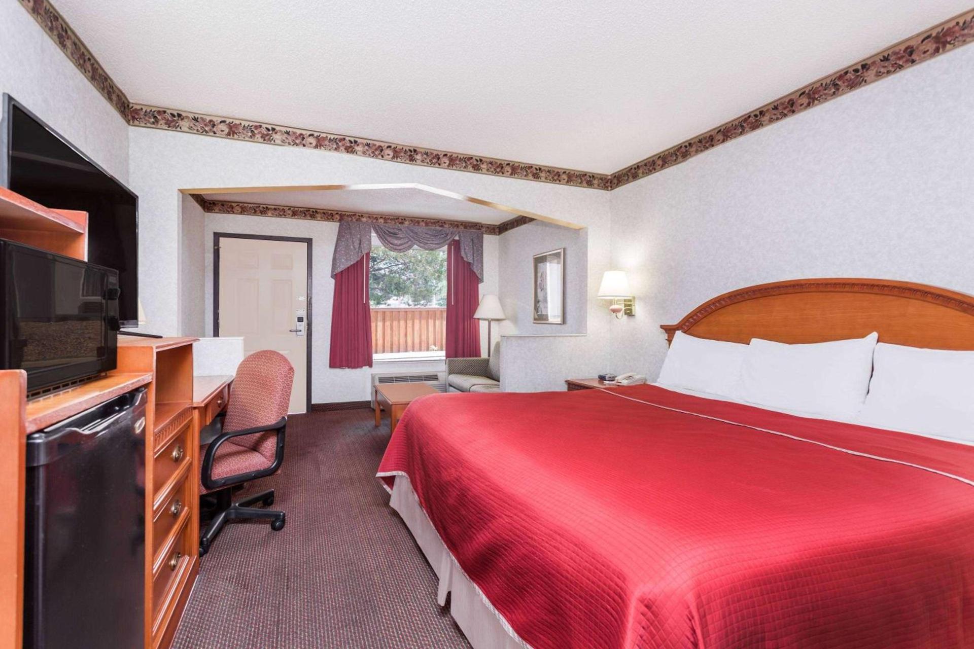 Regency Inn & Suites-Hamilton Place photo 7