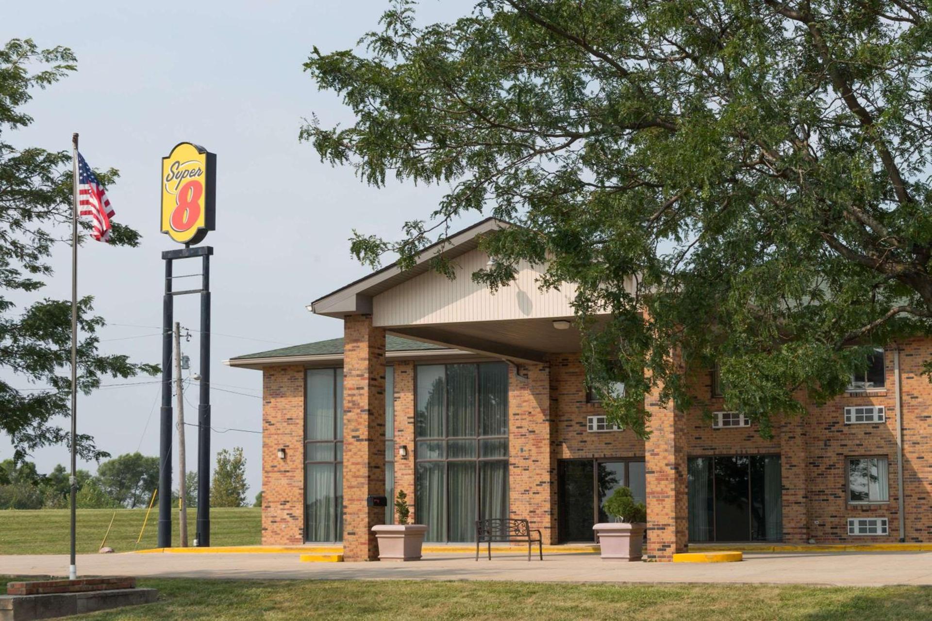 Super 8 by Wyndham Staunton photo 1