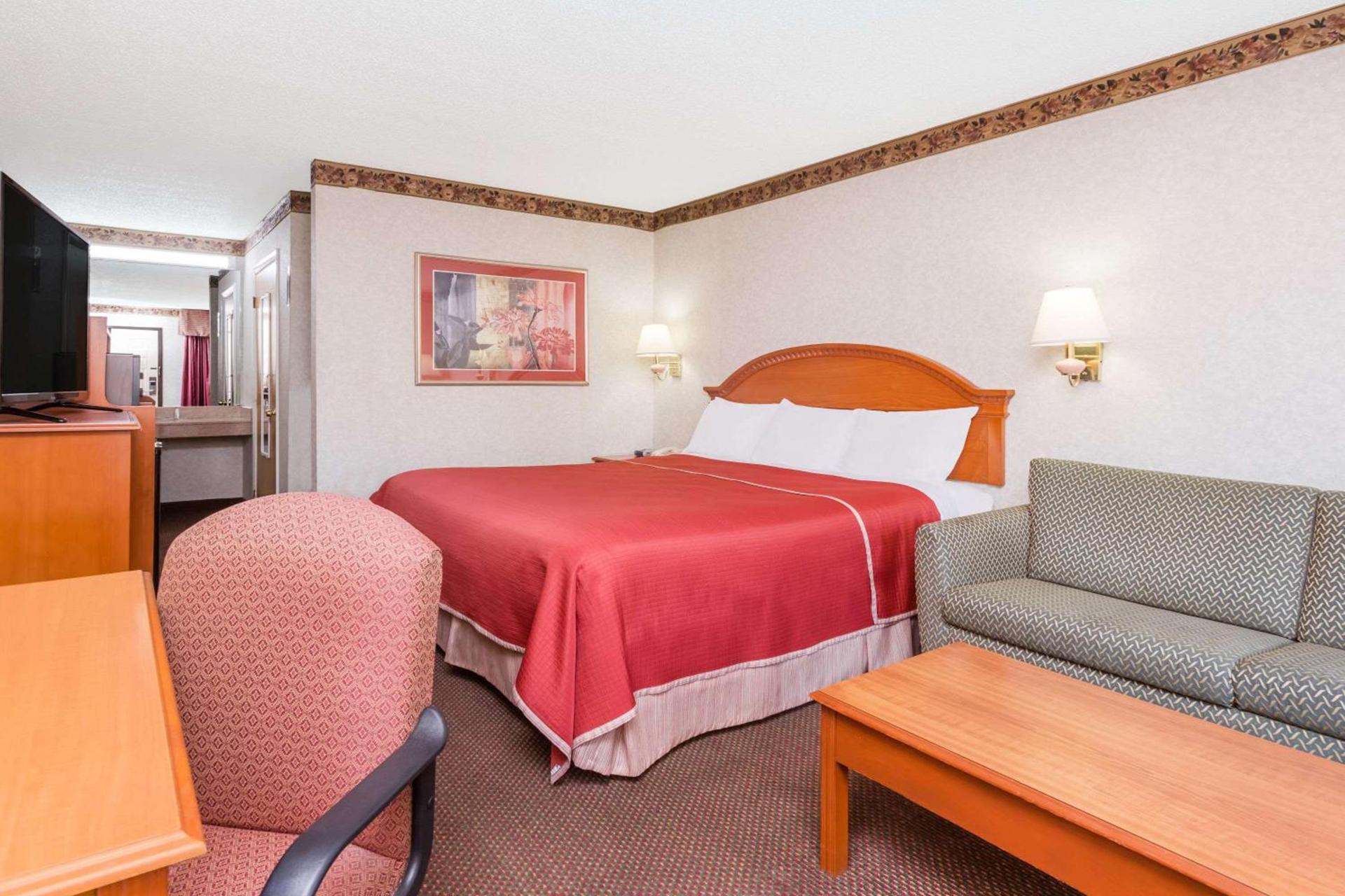 Regency Inn & Suites-Hamilton Place photo 6