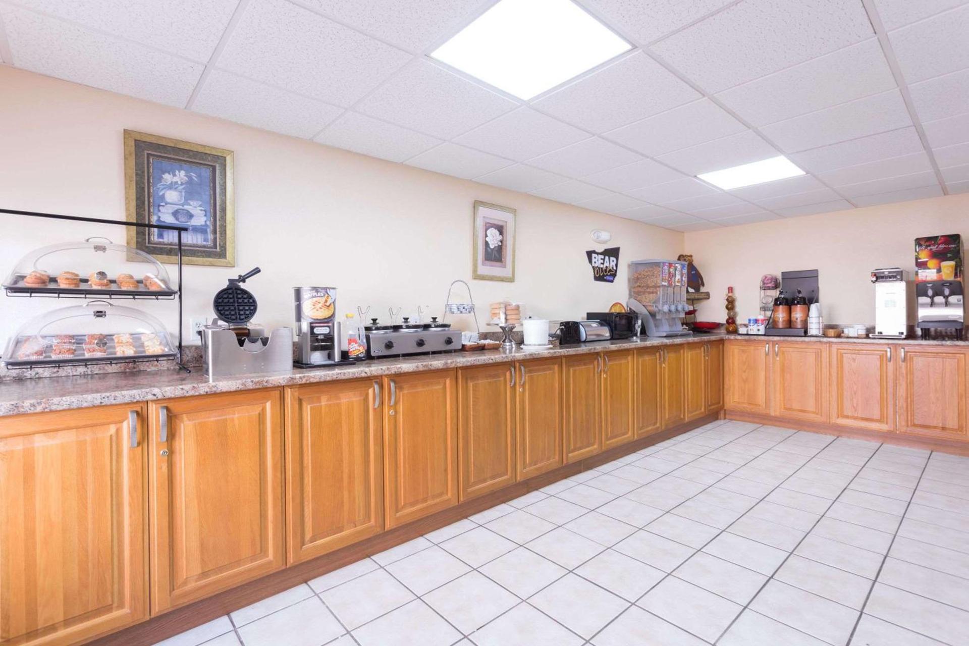 Regency Inn & Suites-Hamilton Place photo 5