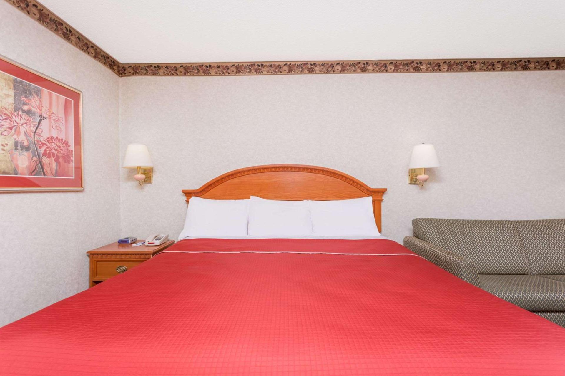 Regency Inn & Suites-Hamilton Place photo 4