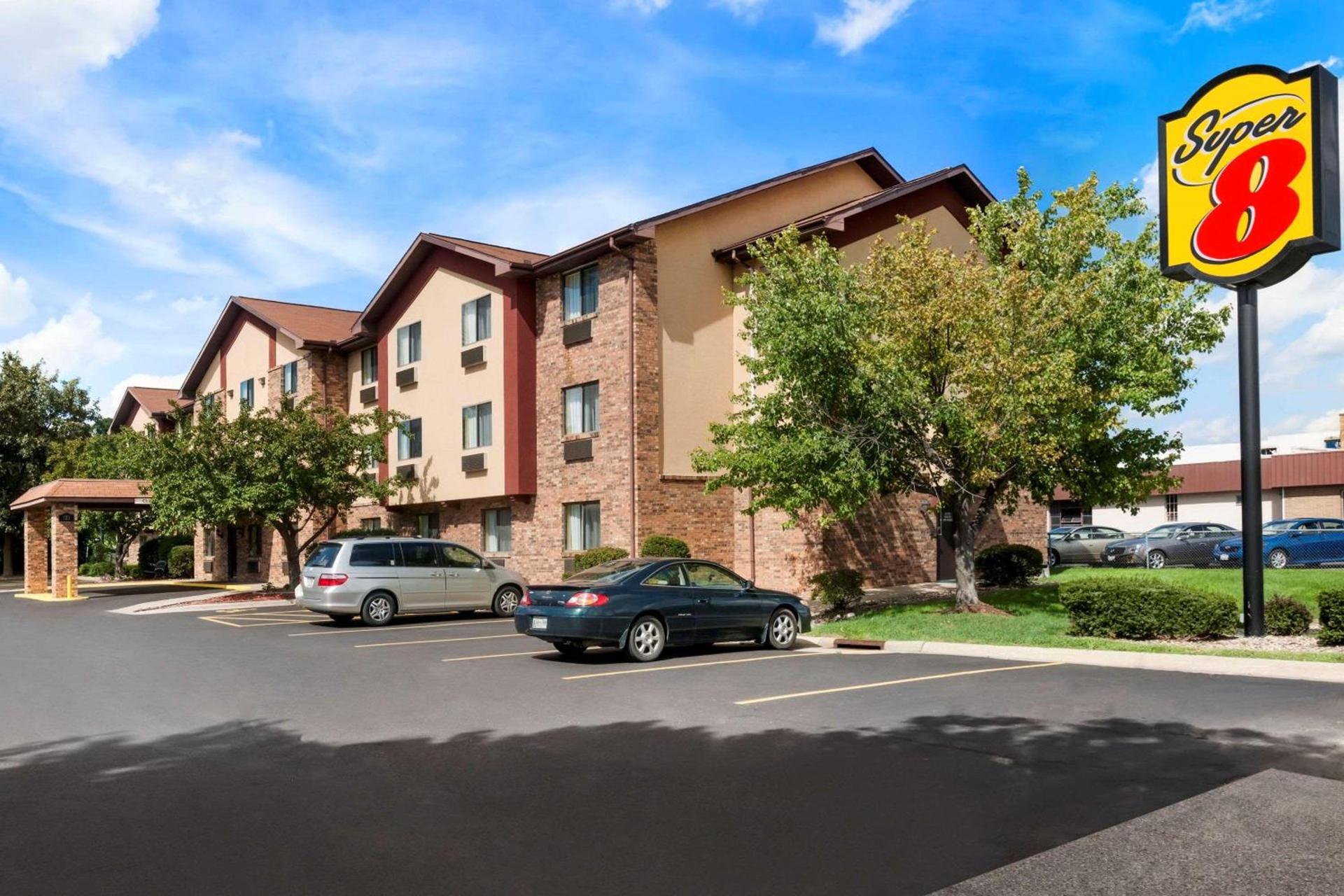 Super 8 by Wyndham East Peoria photo 1