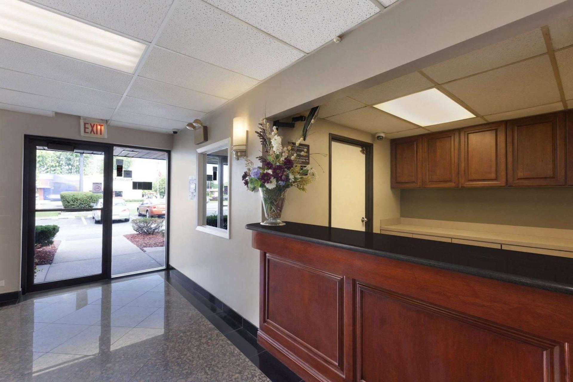 Super 8 by Wyndham Bridgeview/Chicago Area photo 4