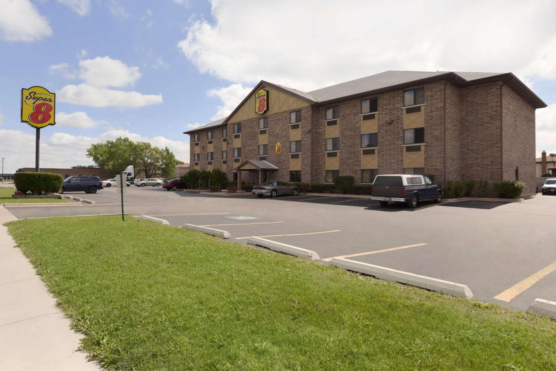 Super 8 by Wyndham Bridgeview/Chicago Area — hotel in Bridgeview