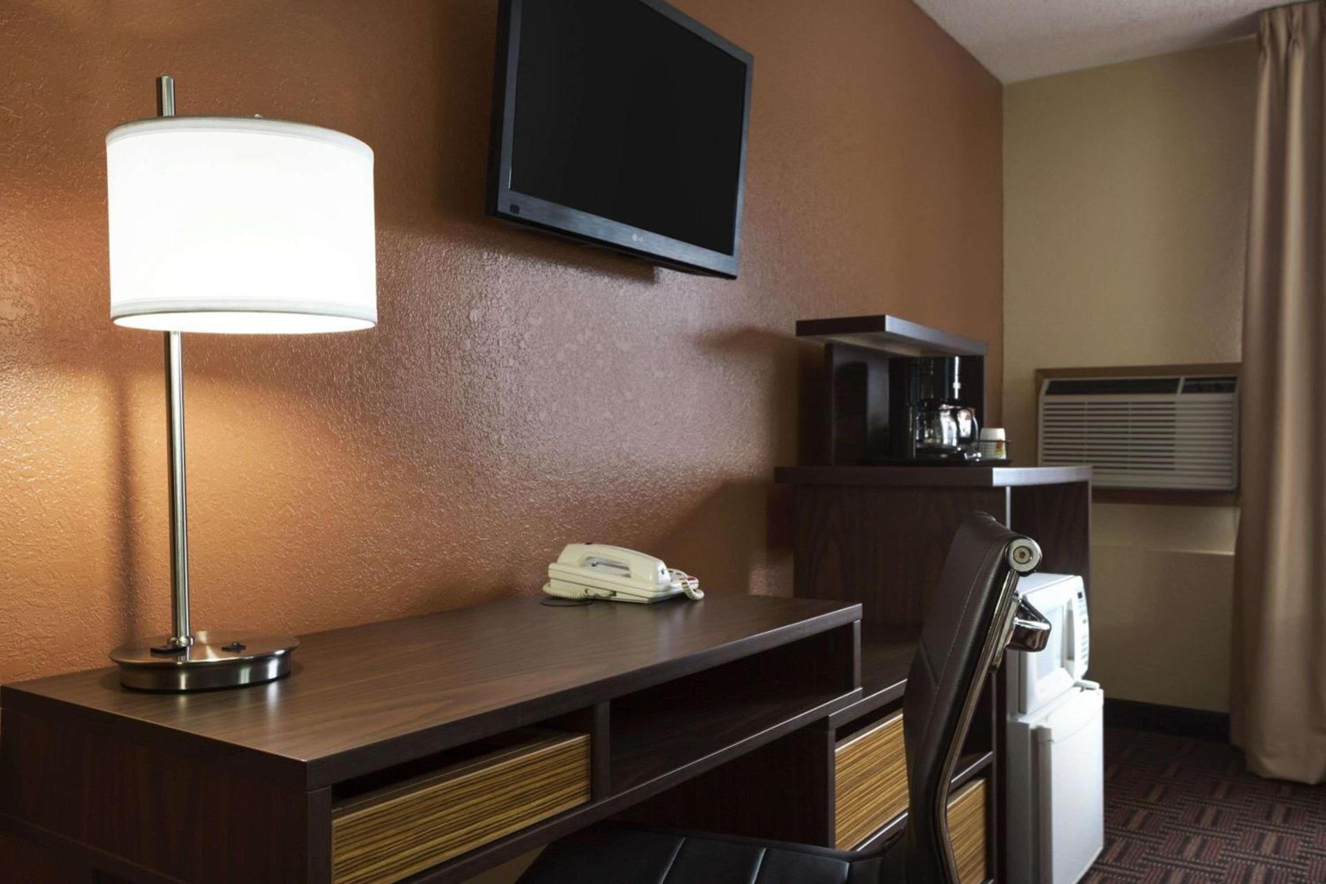 Super 8 by Wyndham Mount Vernon, IL photo 6