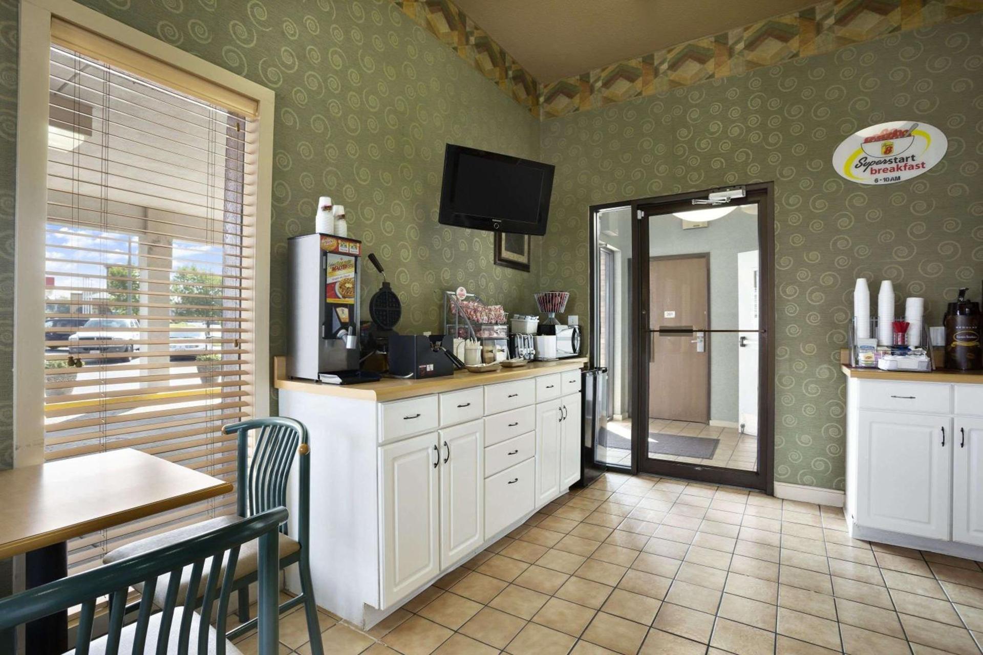 Super 8 by Wyndham Mount Vernon, IL photo 16