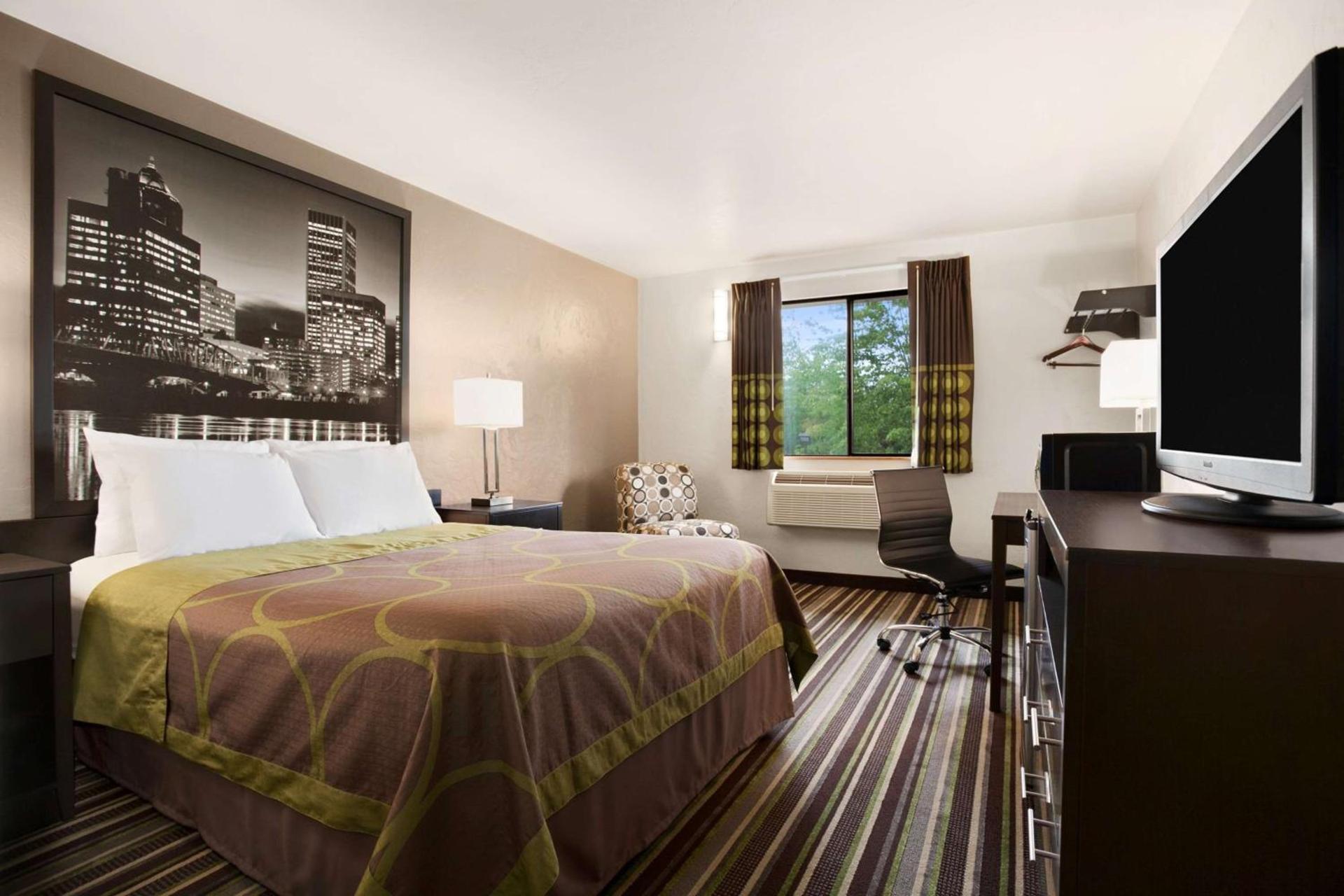 Super 8 by Wyndham Portland Airport photo 41