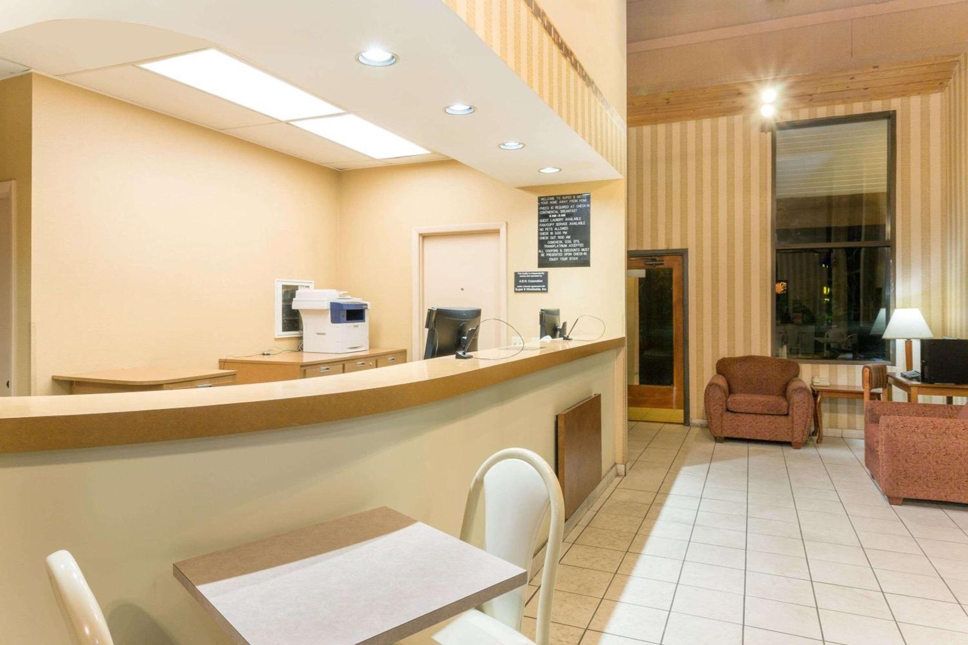 Super 8 by Wyndham Riviera Beach West Palm Beach photo 2