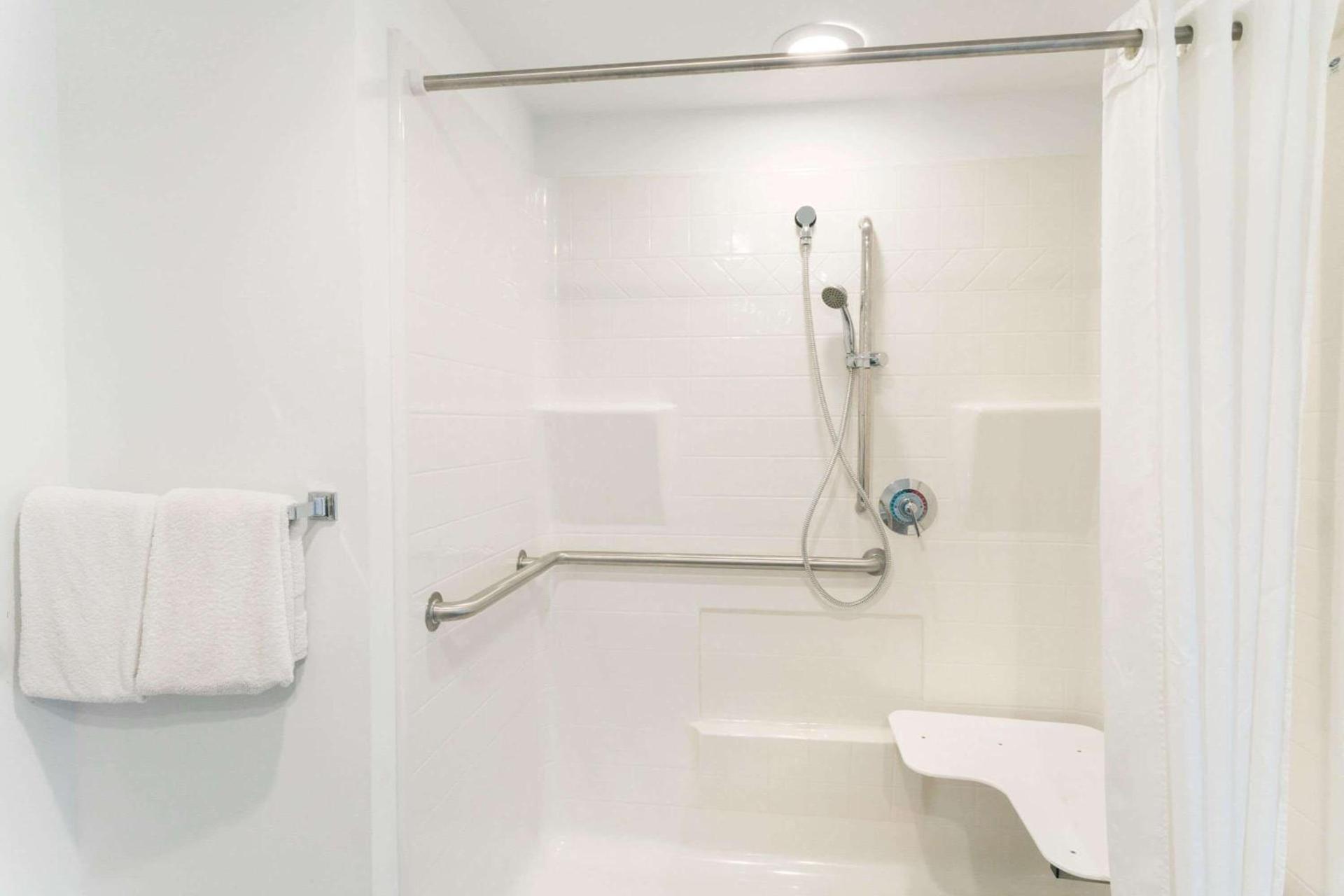Super 8 by Wyndham Riviera Beach West Palm Beach photo 10