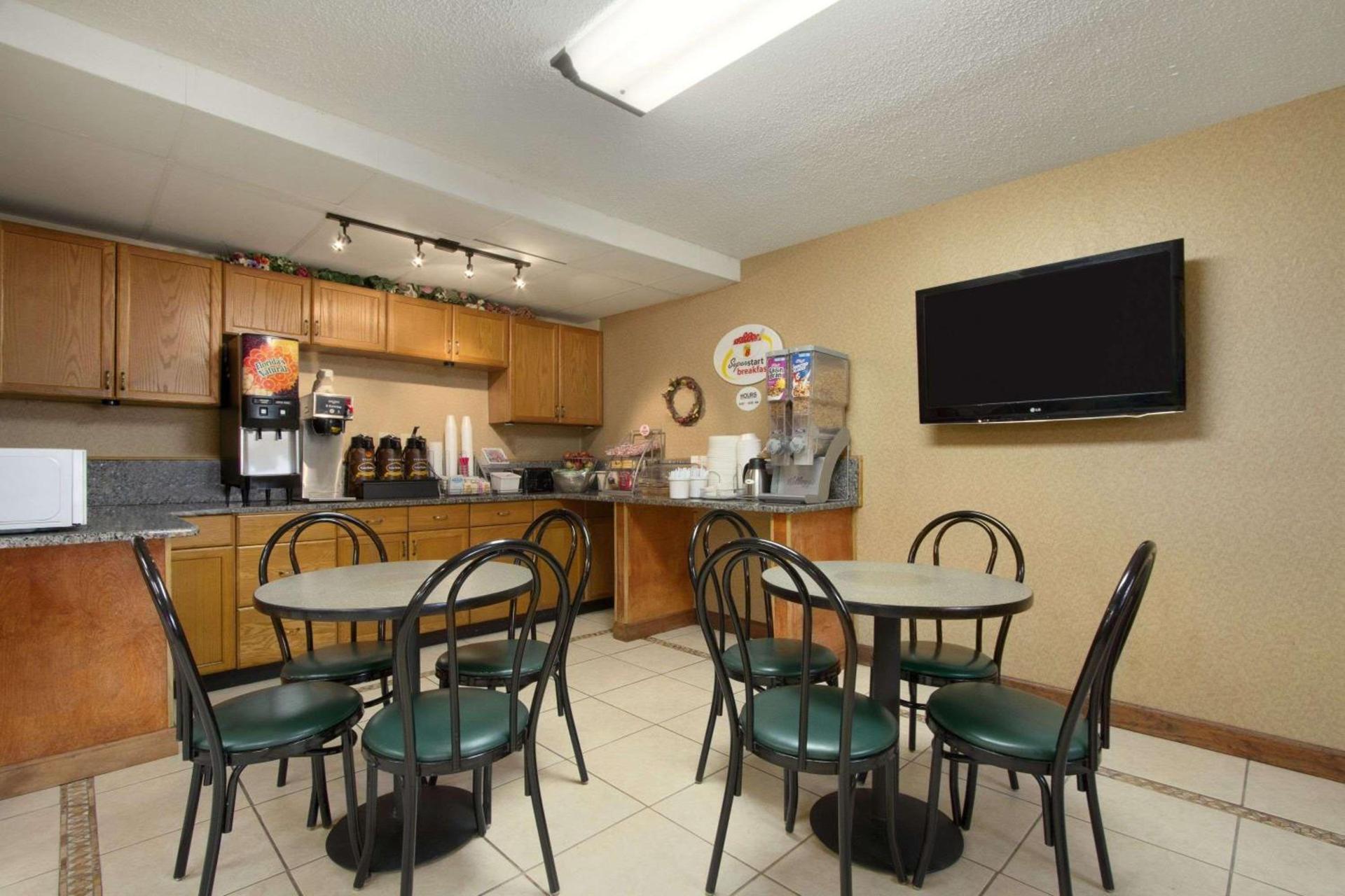 Super 8 by Wyndham Homewood Birmingham Area photo 11