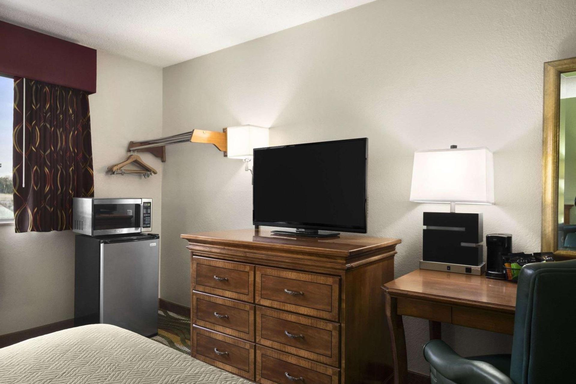 Travelodge by Wyndham Battle Creek photo 20
