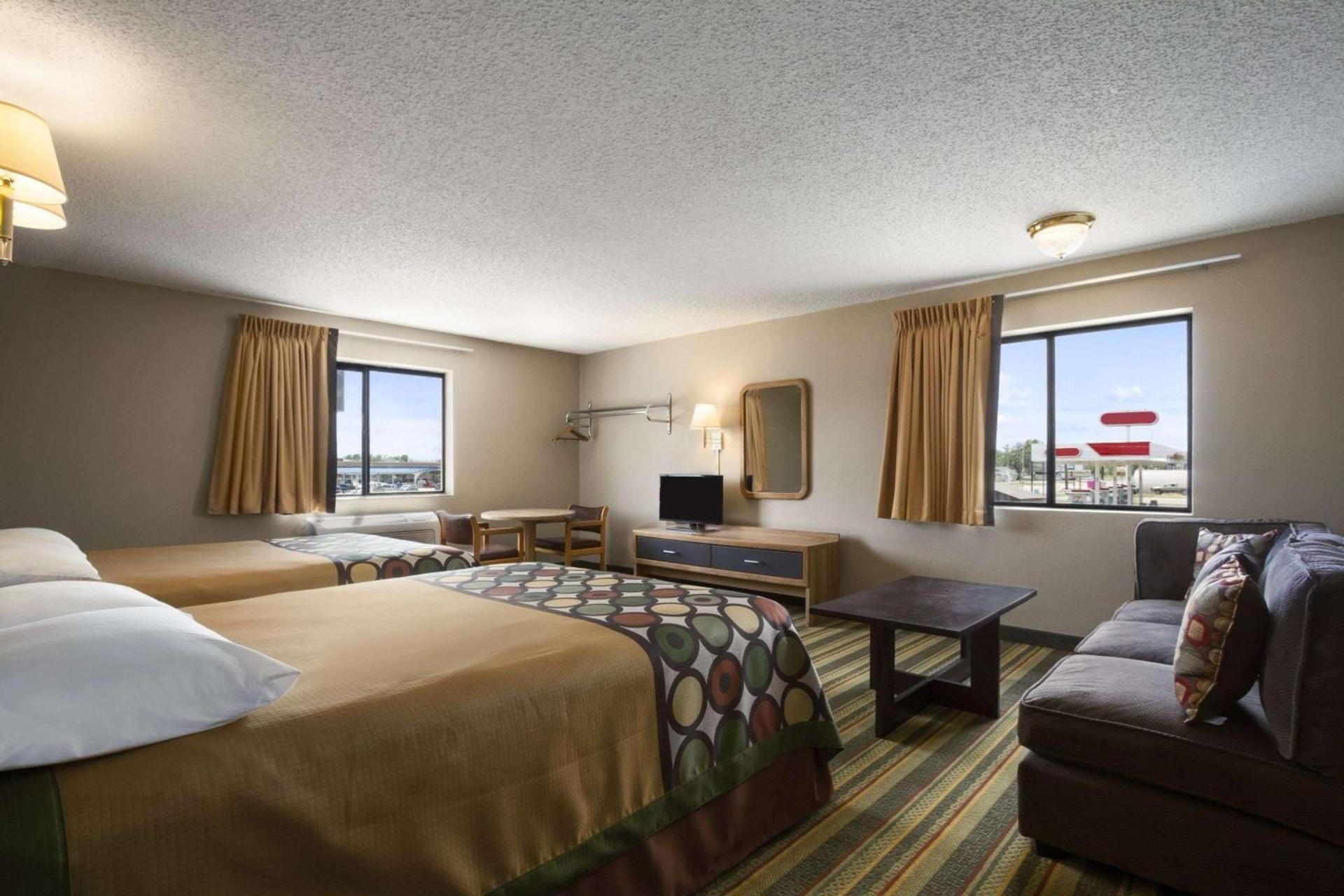 Super 8 by Wyndham Blackwell photo 9