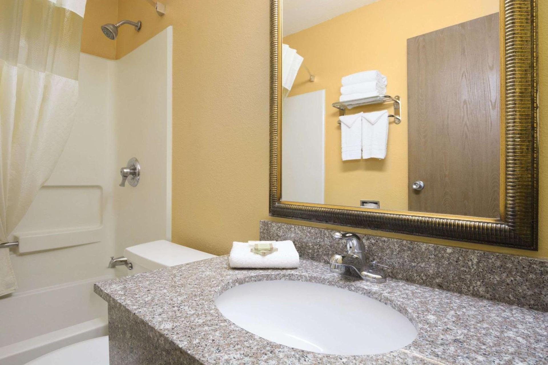 Super 8 by Wyndham Amarillo photo 7