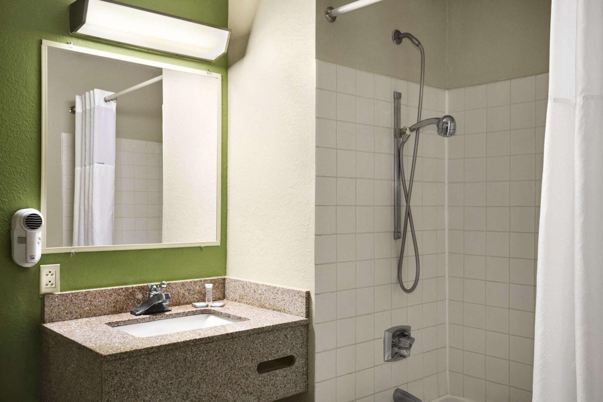 Travelodge by Wyndham Battle Creek photo 14