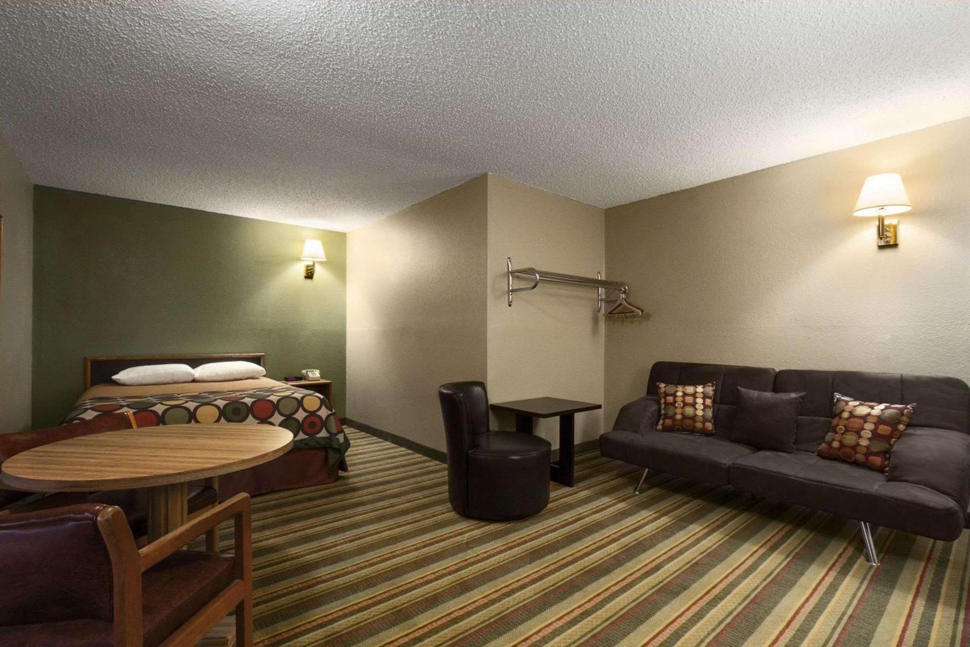 Super 8 by Wyndham Blackwell photo 8