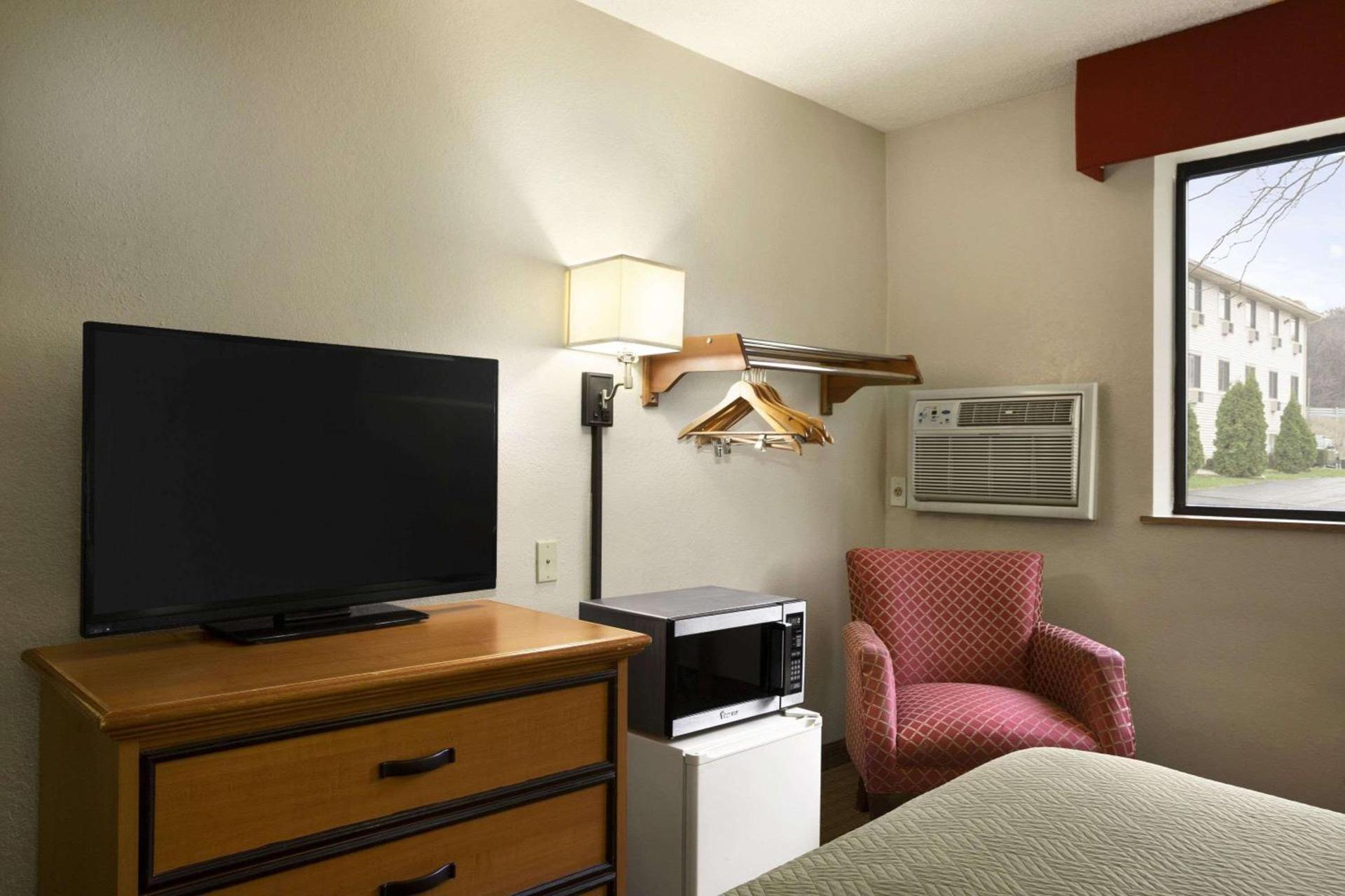 Travelodge by Wyndham Battle Creek photo 13