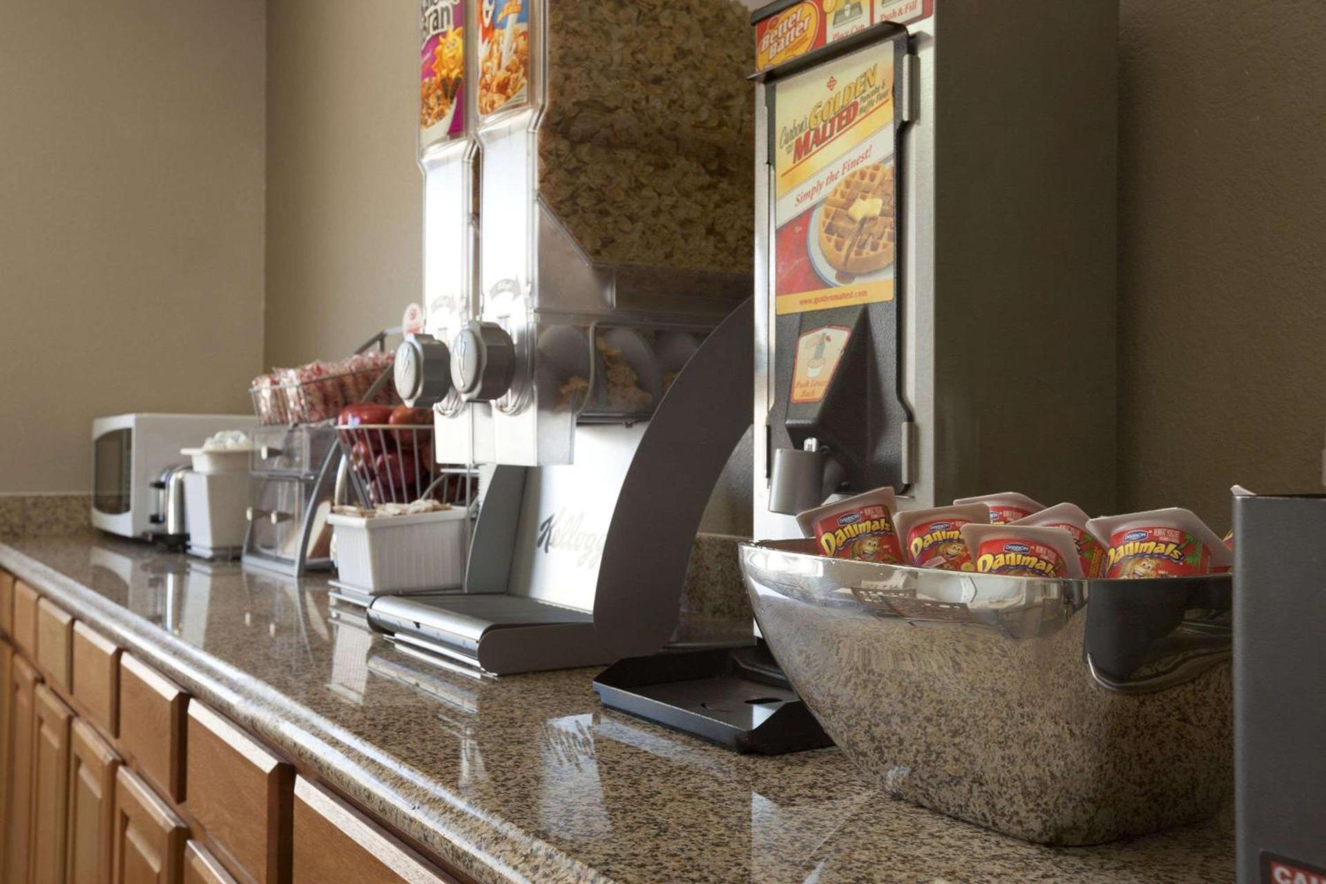 Super 8 by Wyndham Fremont NE photo 23