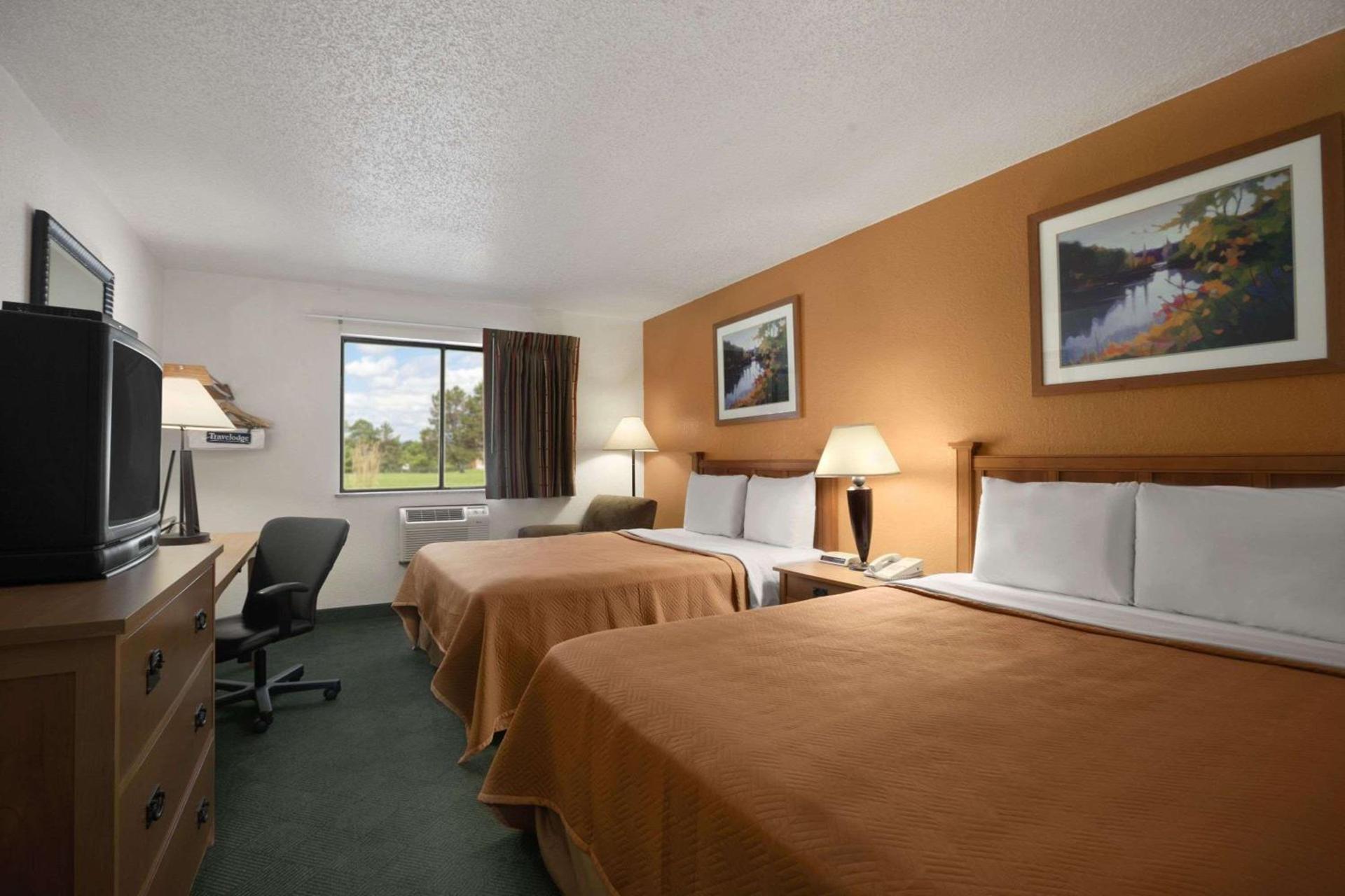 Travelodge by Wyndham Muskegon photo 2