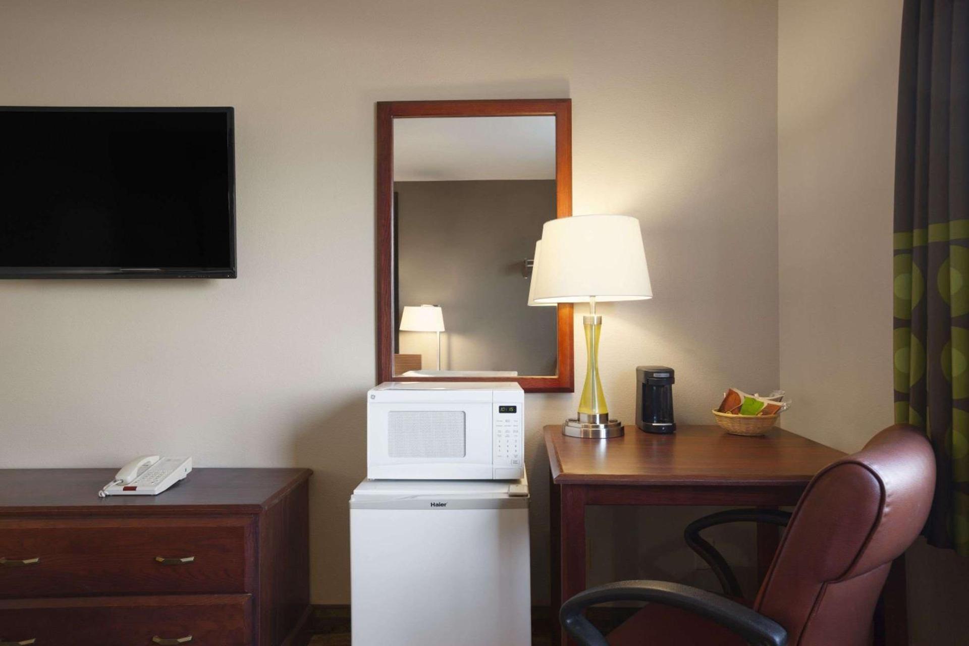 Super 8 by Wyndham Fremont NE photo 21