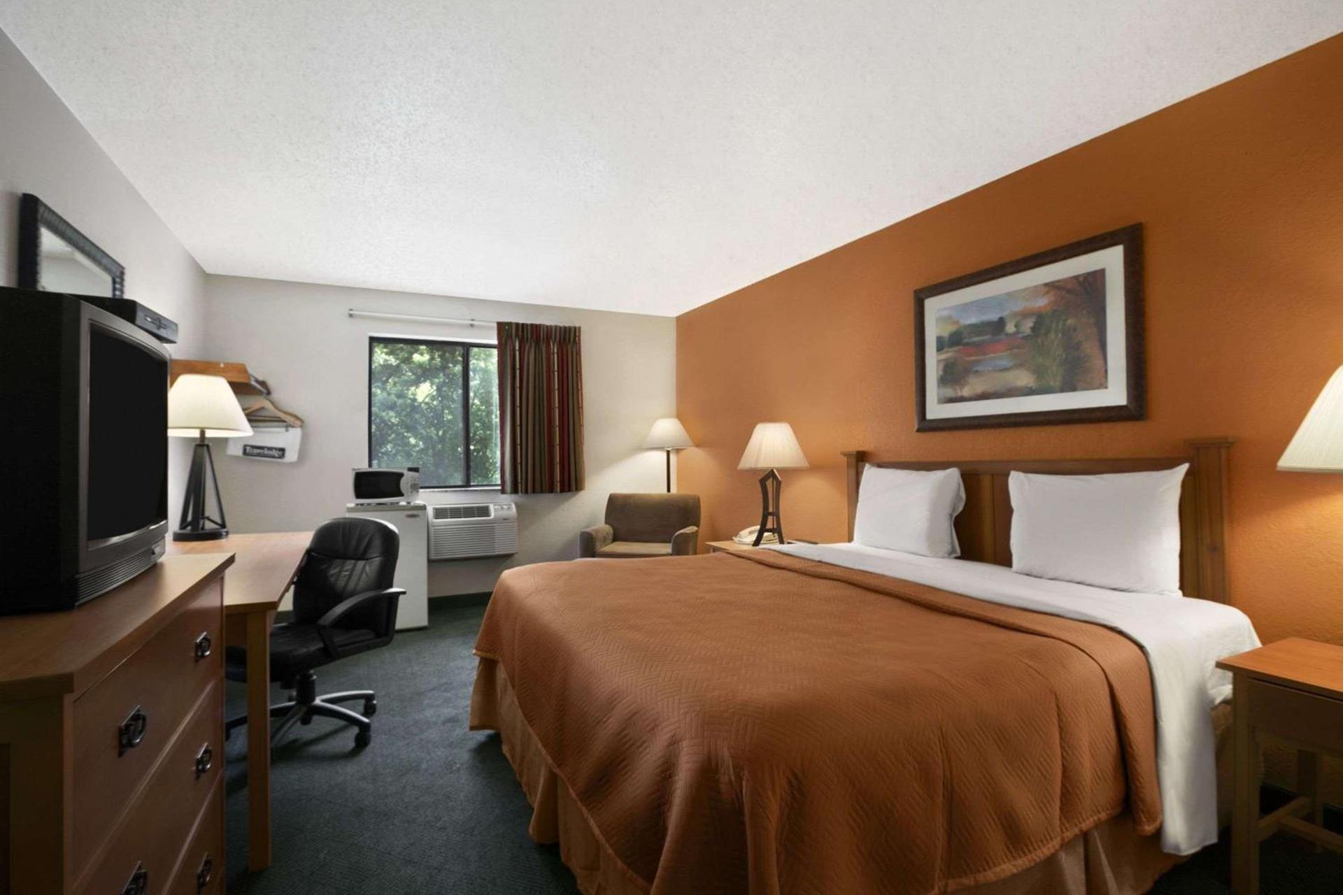 Travelodge by Wyndham Muskegon photo 4