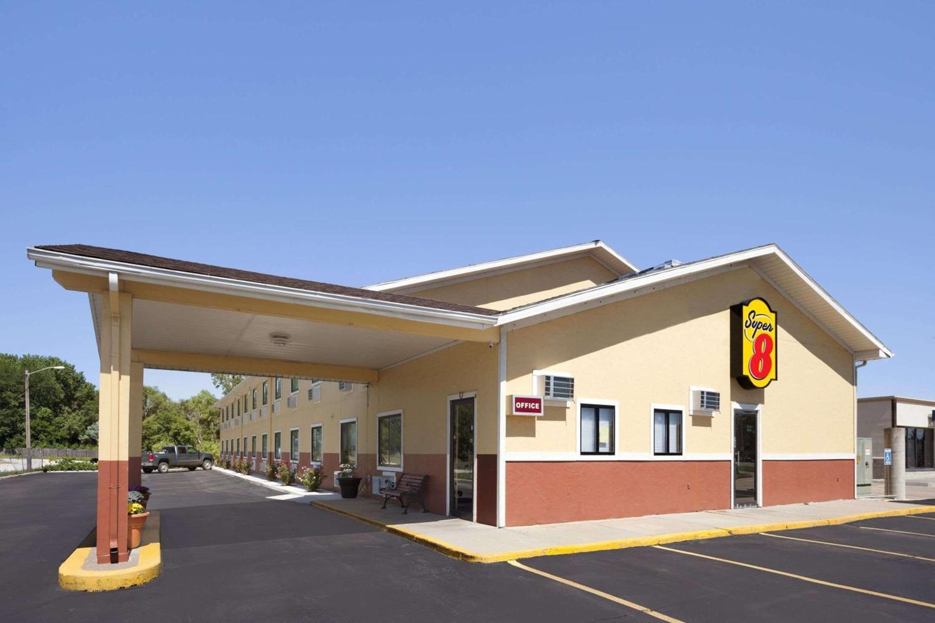 Super 8 by Wyndham Fremont NE — hotel in Fremont