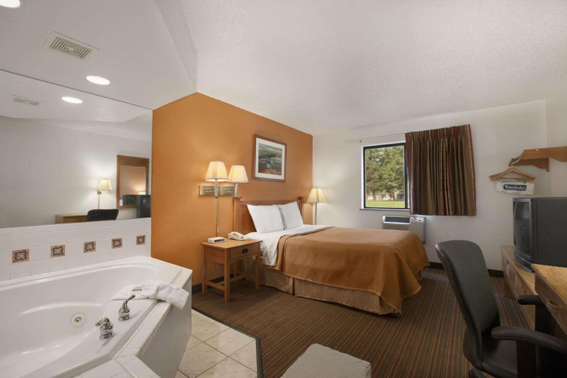 Travelodge by Wyndham Muskegon photo 5