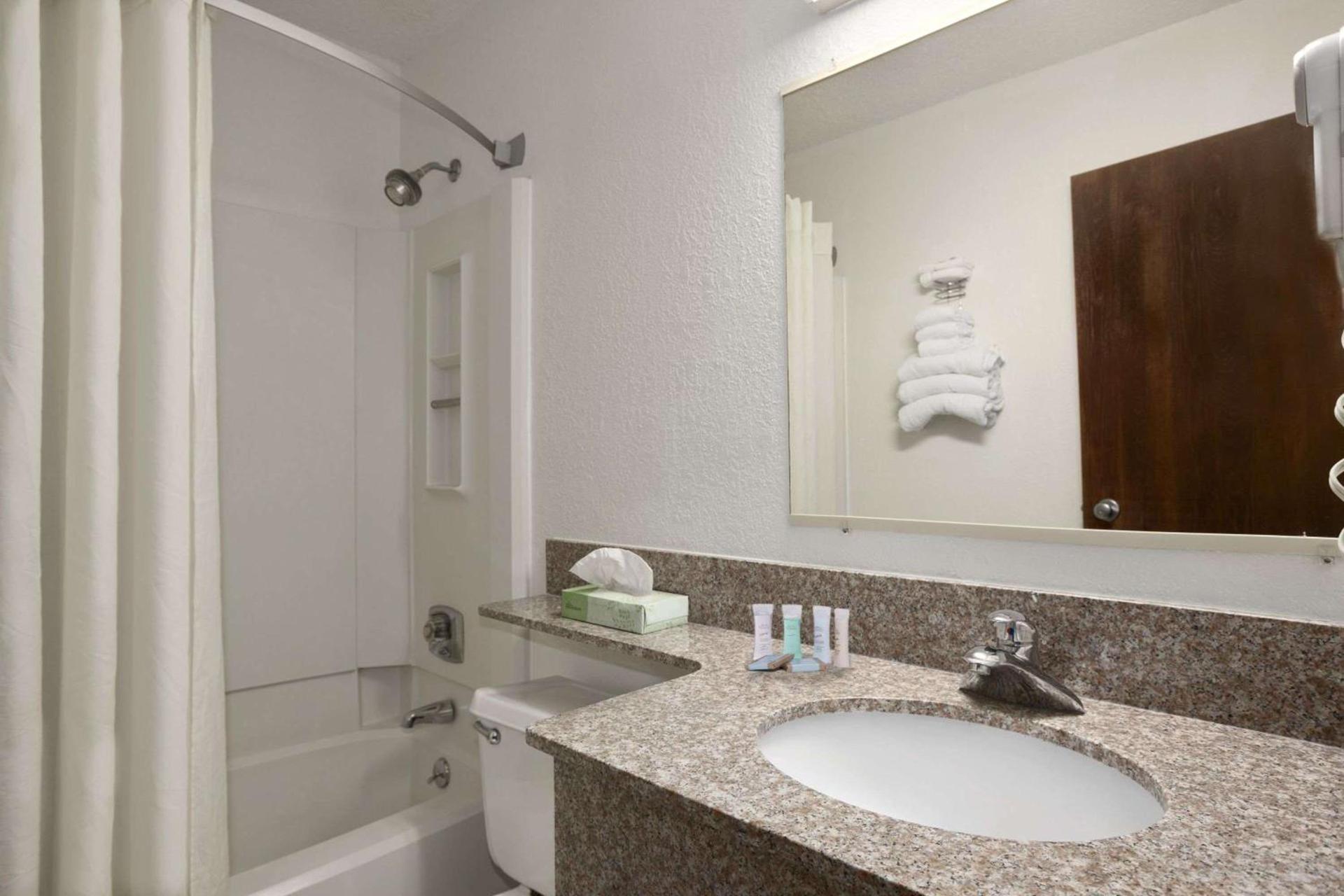 Travelodge by Wyndham Muskegon photo 16