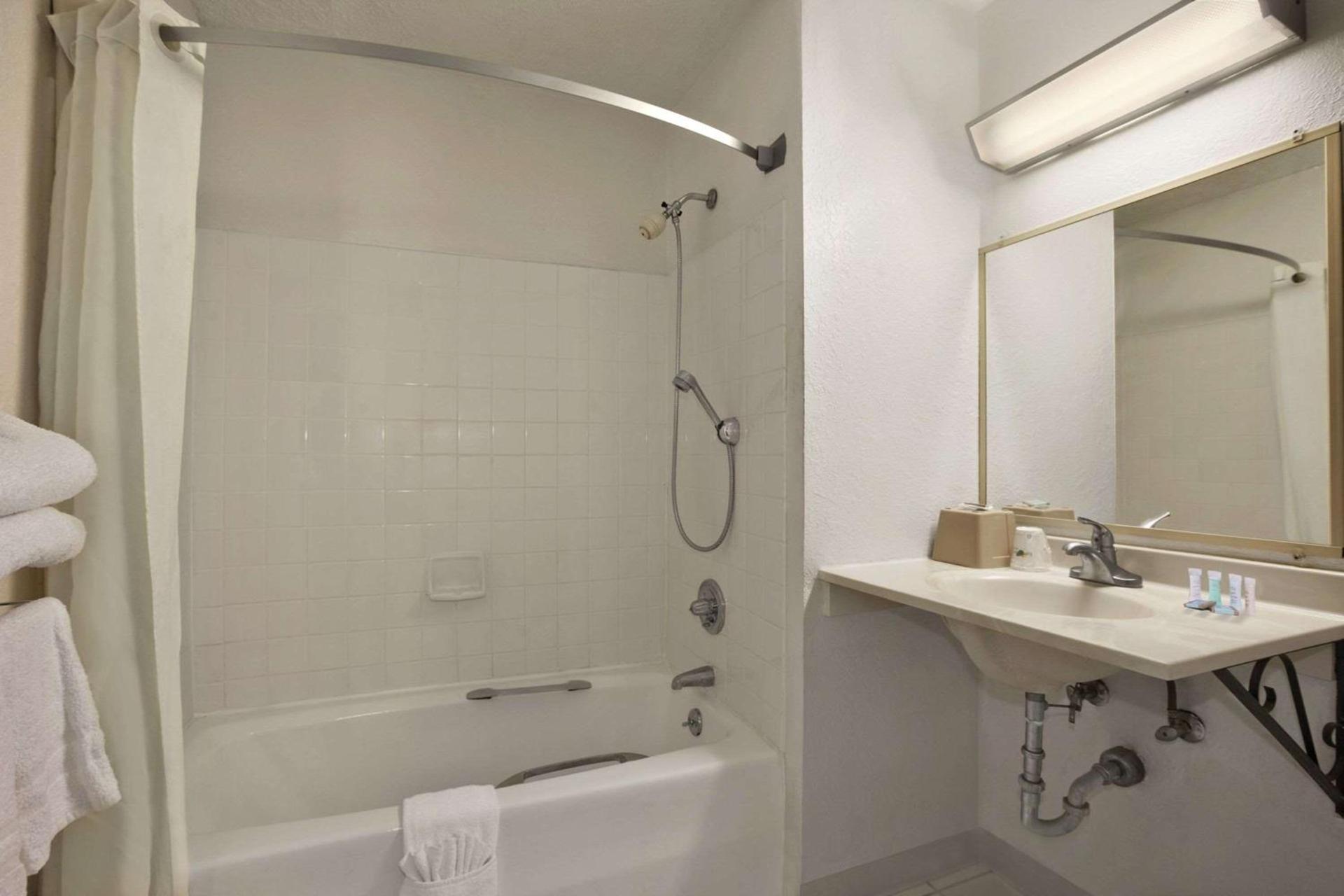 Travelodge by Wyndham Muskegon photo 3