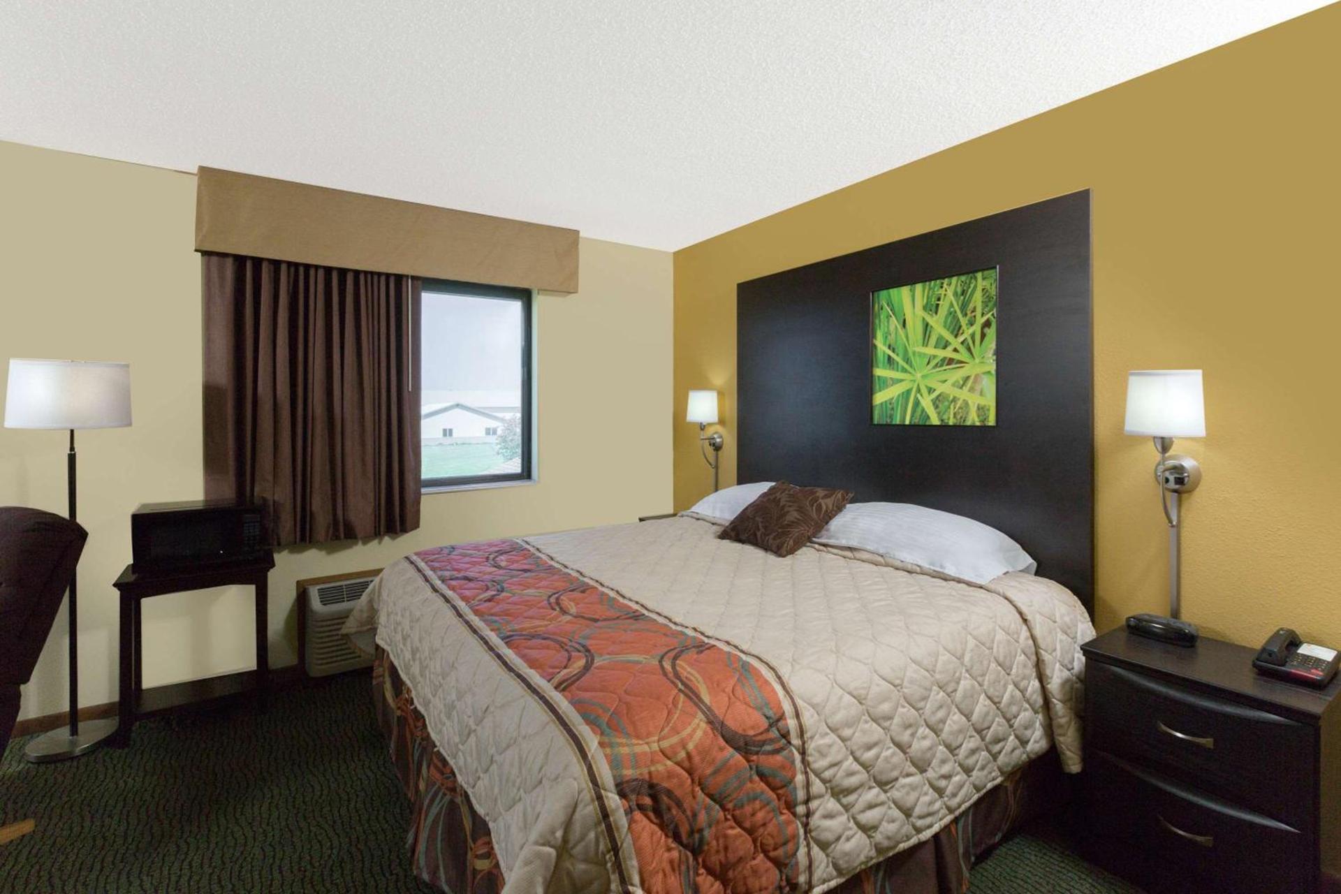 Super 8 by Wyndham Perry IA photo 7
