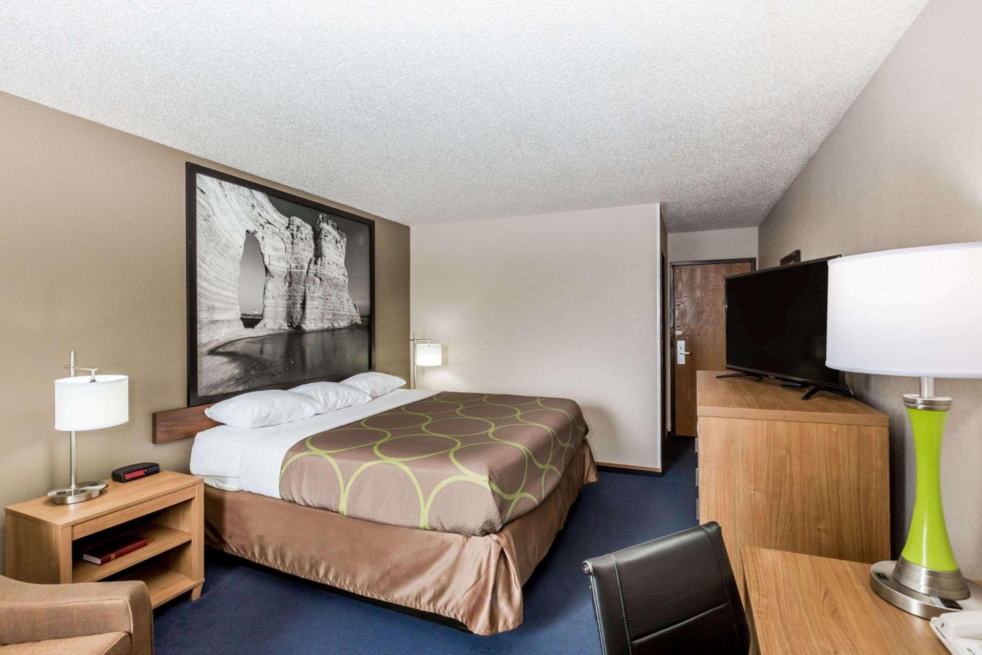 Super 8 by Wyndham Hays KS photo 26