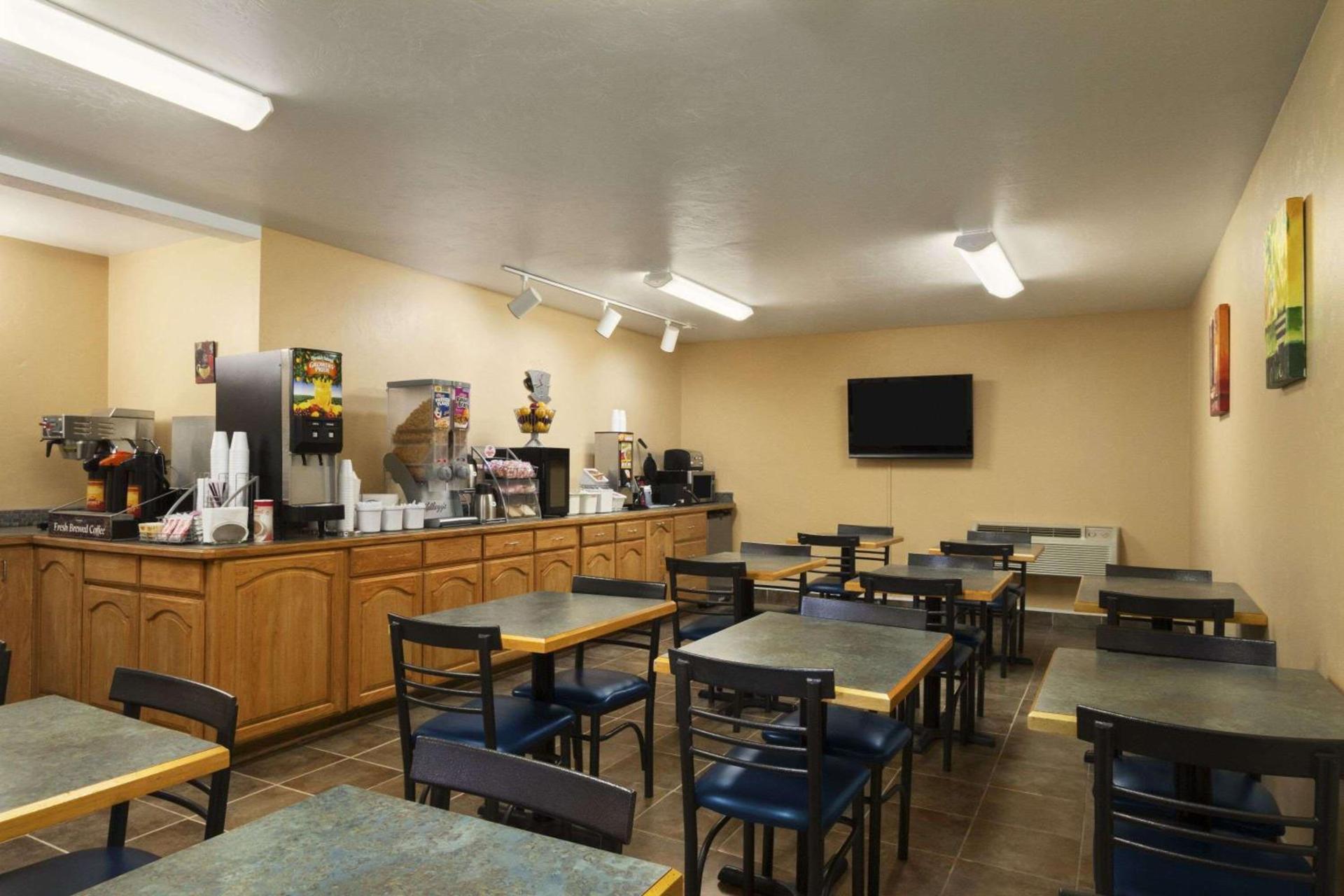 Super 8 by Wyndham Kennewick photo 47