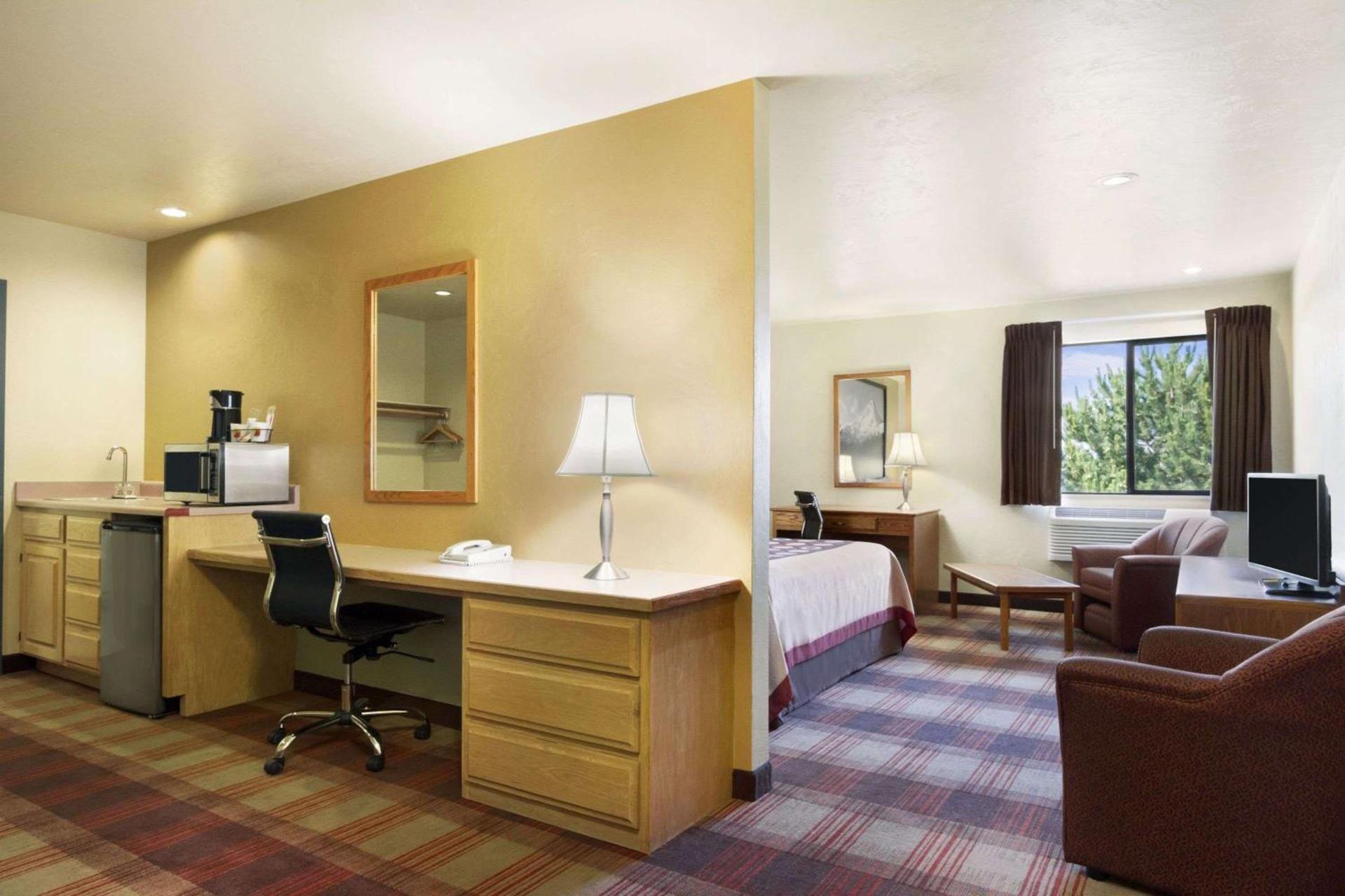 Super 8 by Wyndham Kennewick photo 46