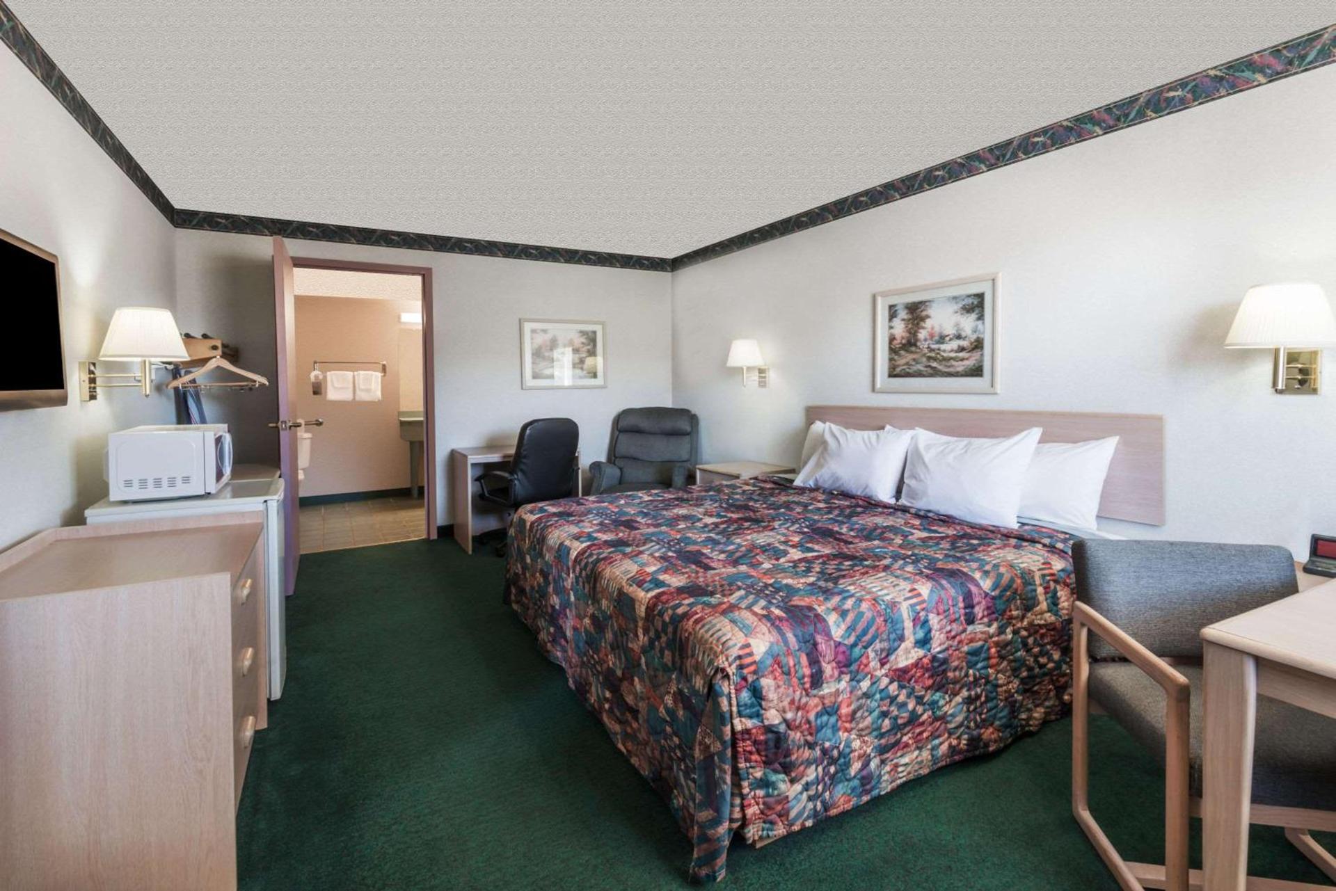 Knights Inn Ottawa photo 21